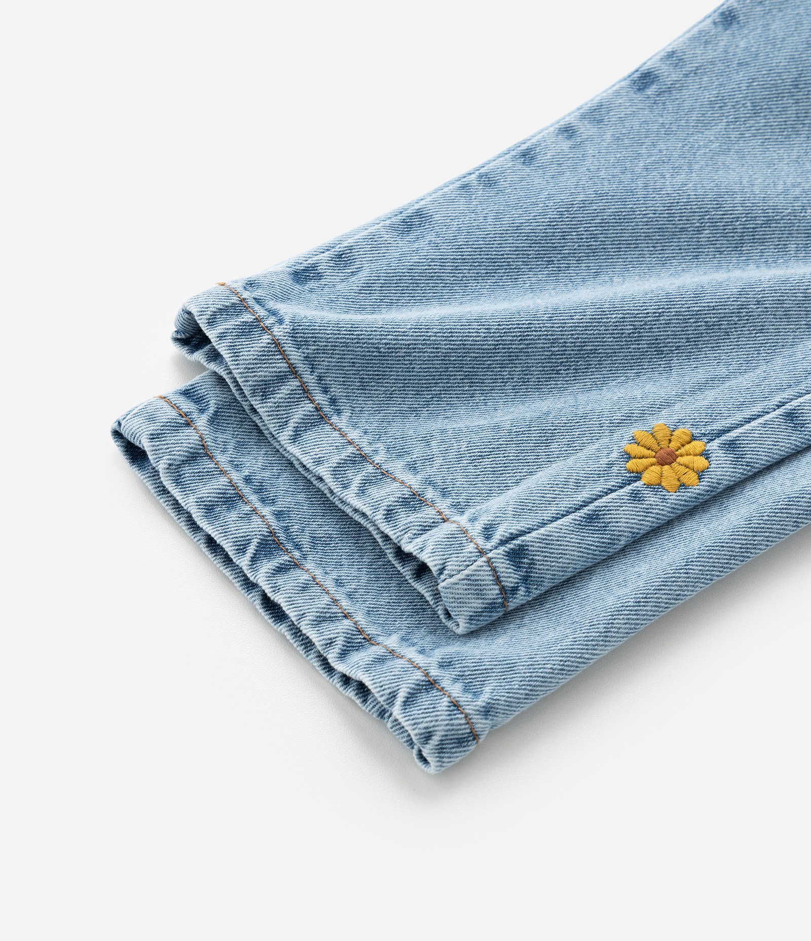 Jardineira Infantil em Jeans com Margaridas Bordadas nas Laterais - Tam 1 a 6 Anos Azul 4