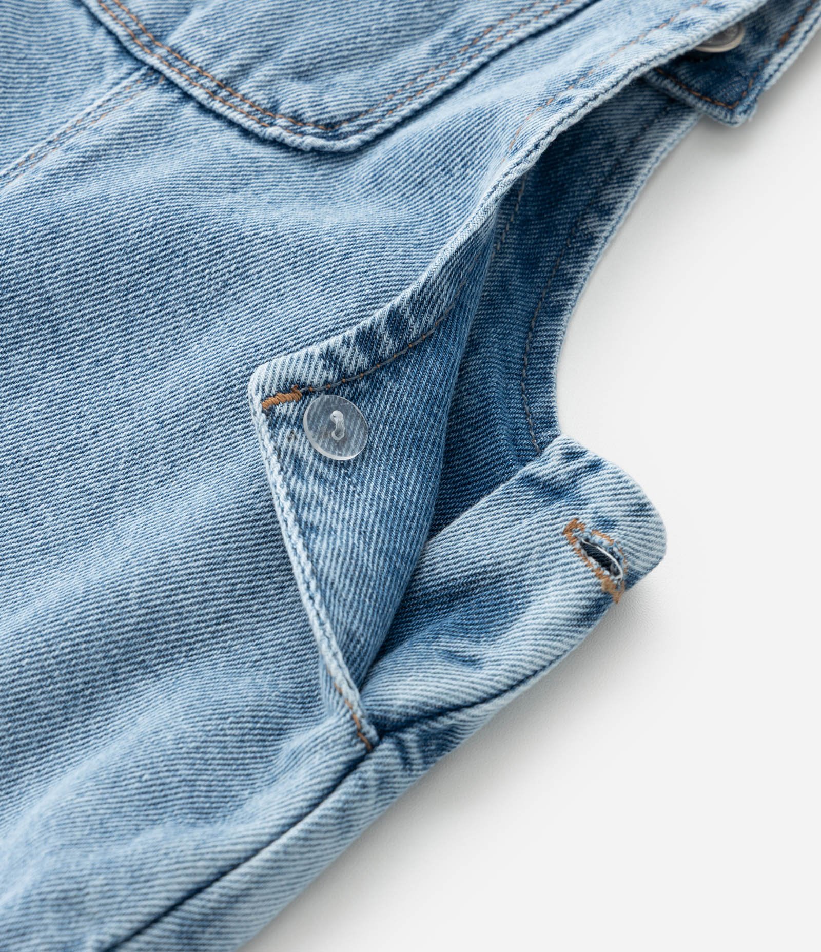 Jardineira Infantil em Jeans com Margaridas Bordadas nas Laterais - Tam 1 a 6 Anos Azul 6