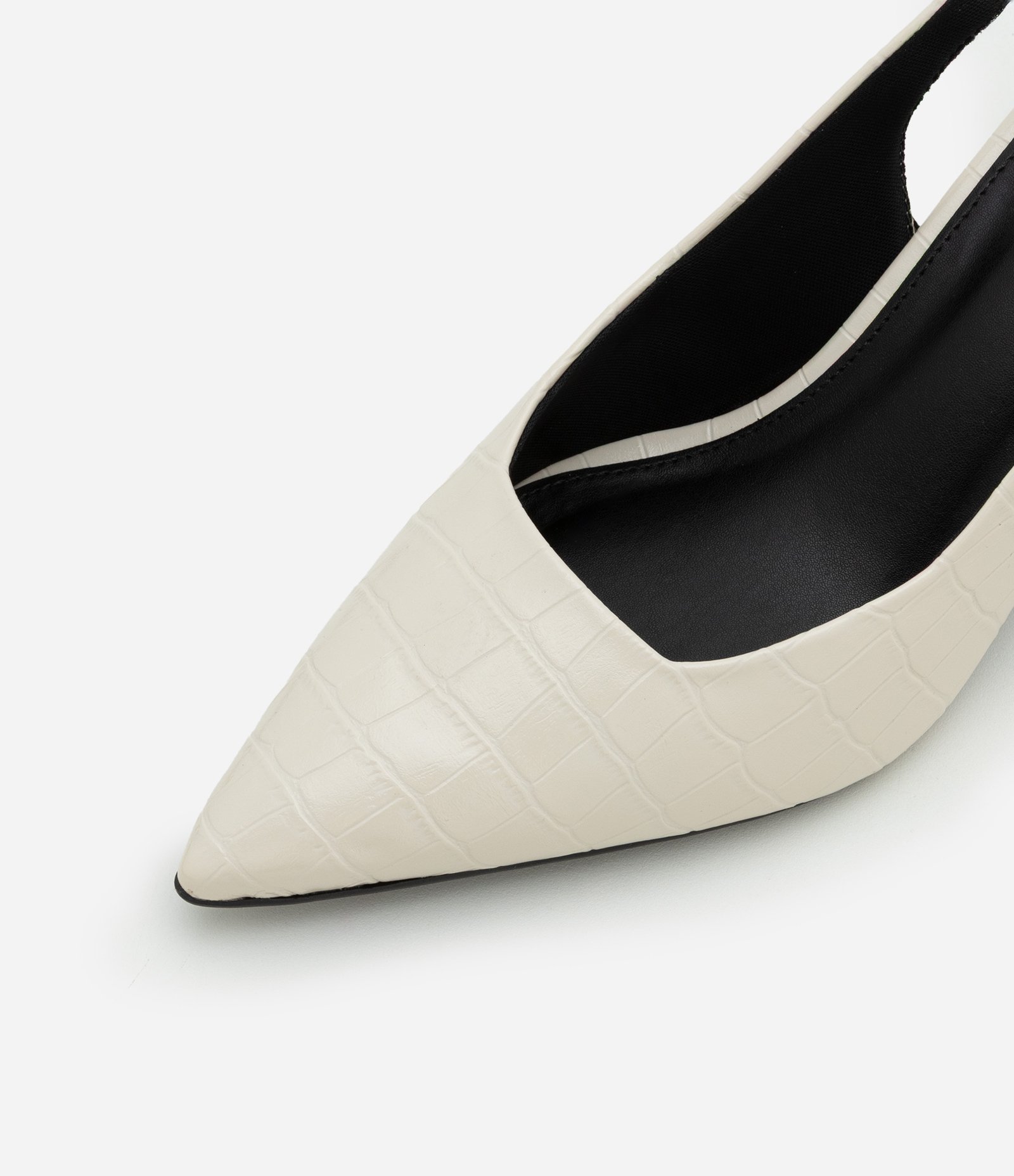 Sapato Scarpin Slingback em PU com Bico e Salto Finos Off White 3