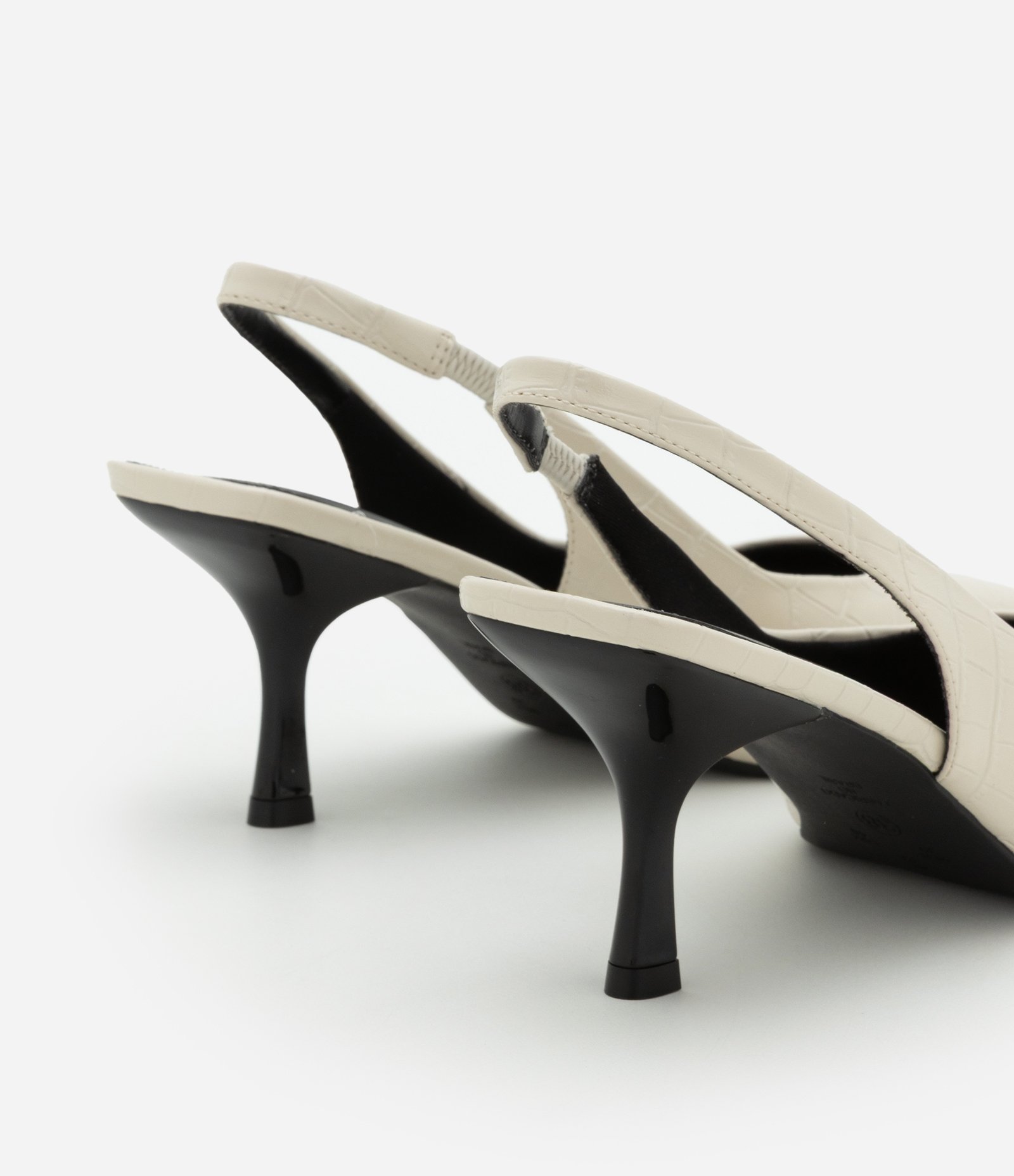 Sapato Scarpin Slingback em PU com Bico e Salto Finos Off White 5