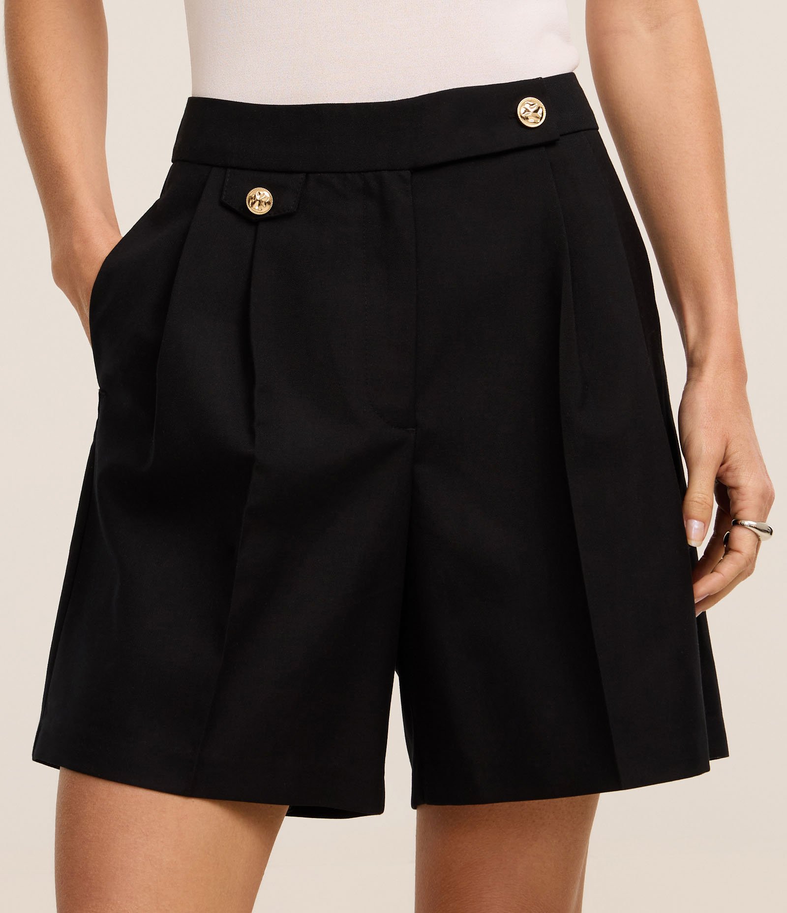 Bermuda Reta Alfaiatada com Botão Brasão no Cós e Lapela Preto 3