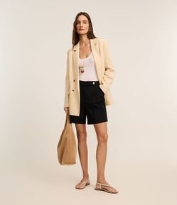 Bermuda Reta Alfaiatada com Botão Brasão no Cós e Lapela