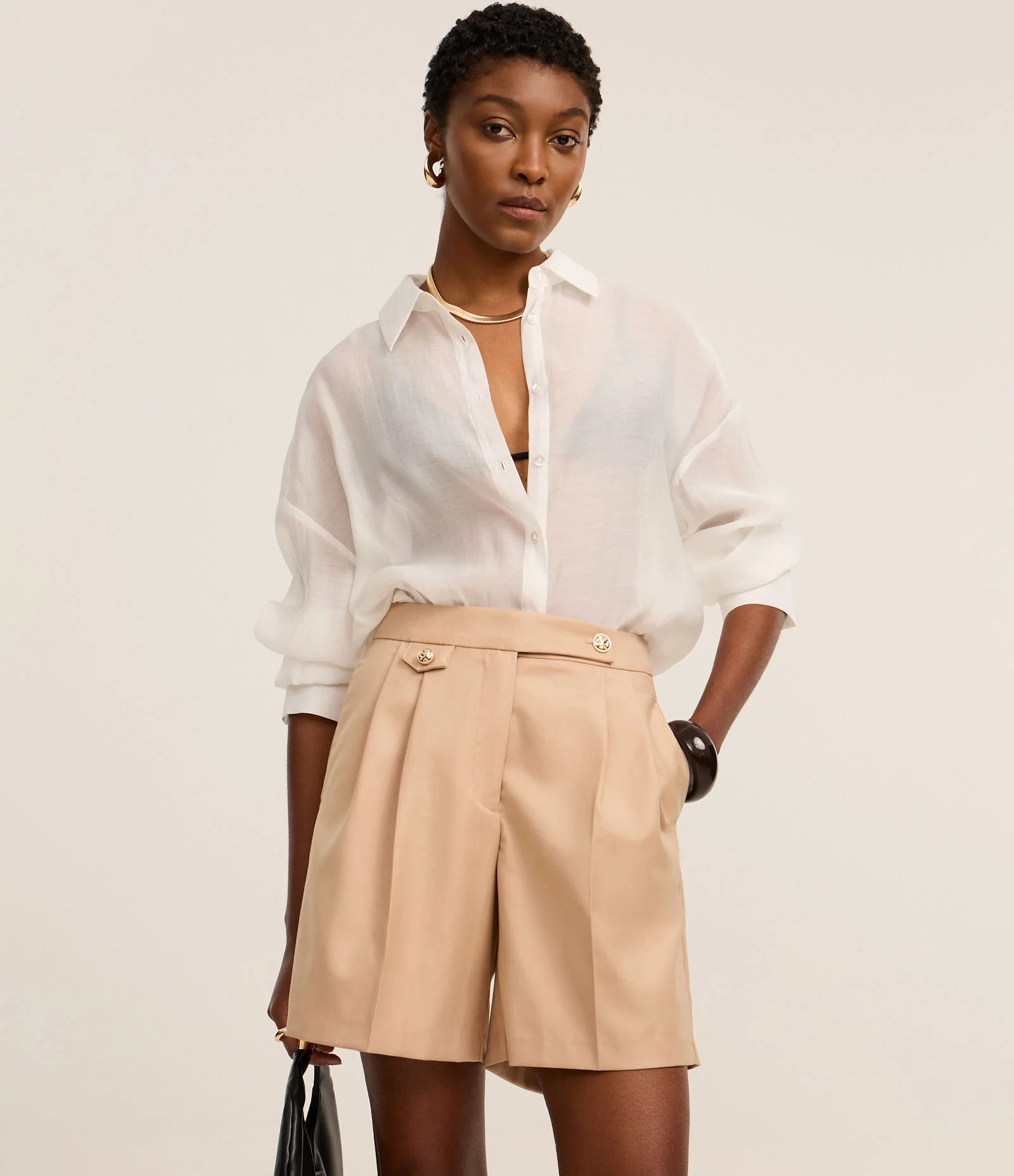 Bermuda Reta Alfaiatada com Botão Brasão no Cós e Lapela Bege 2