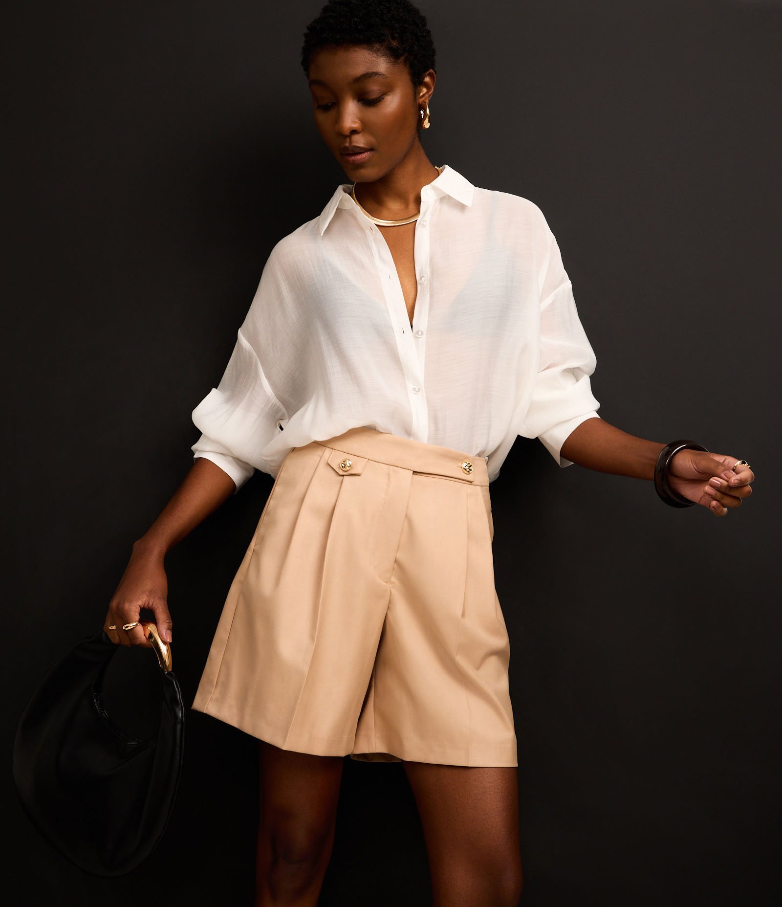 Bermuda Reta Alfaiatada com Botão Brasão no Cós e Lapela Bege 5