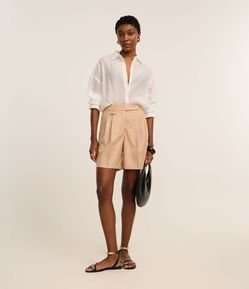 Bermuda Reta Alfaiatada com Botão Brasão no Cós e Lapela