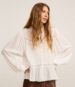 Camisa em Cambraia com Gola Padre e Rendas nos Recortes