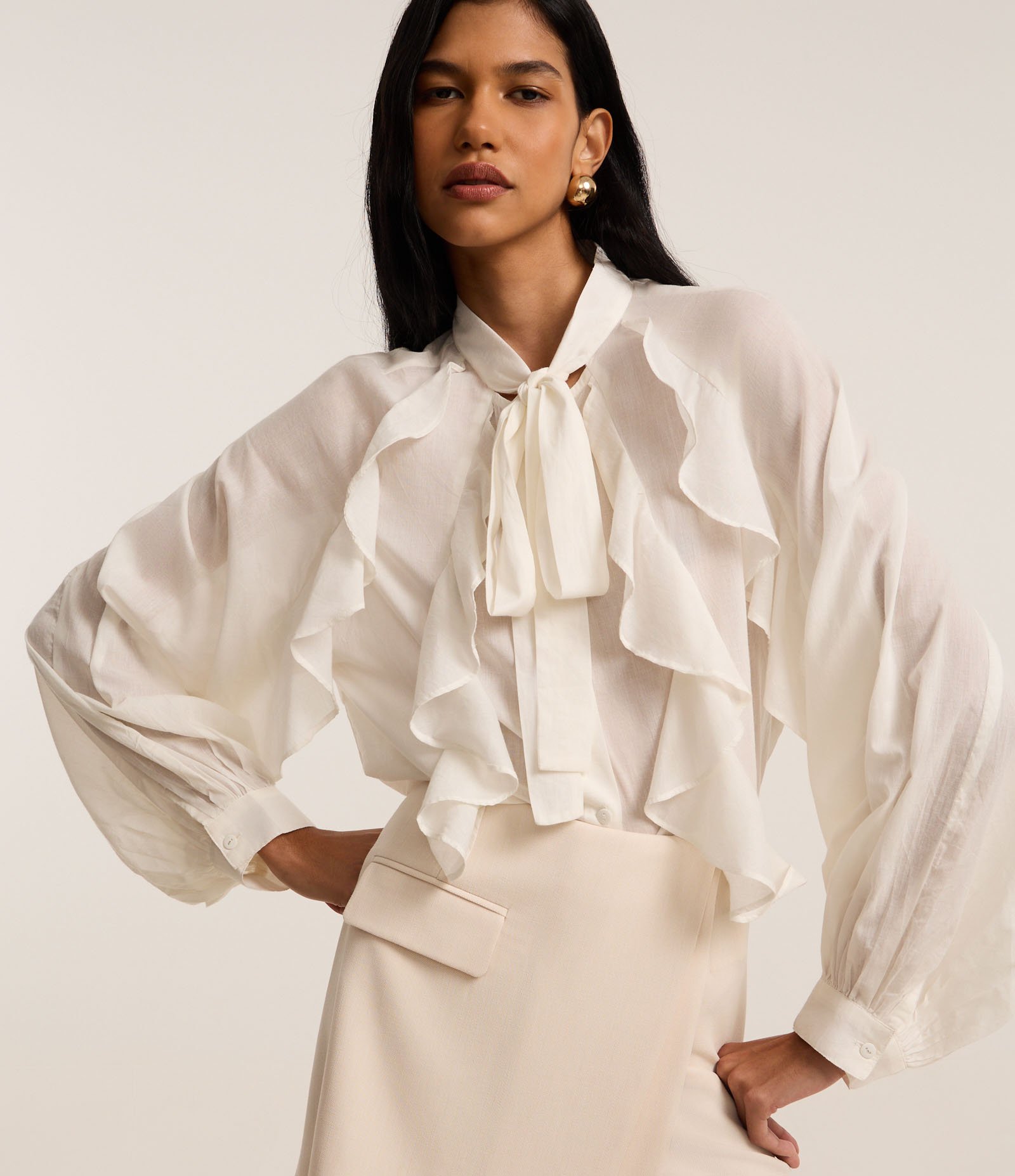 Camisa em Voal com Gola Laço e Babados Jabô Off White 3