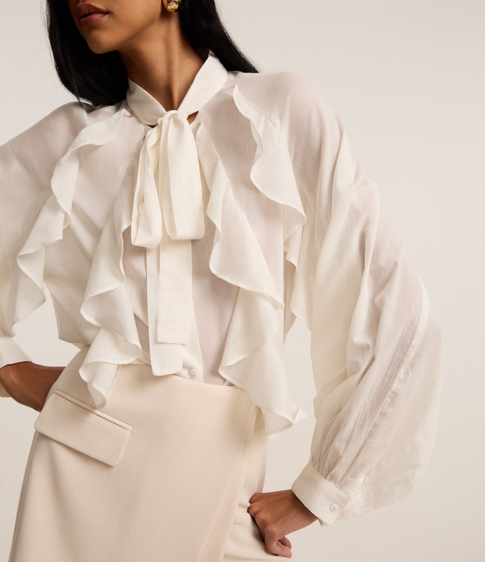 Camisa em Voal com Gola Laço e Babados Jabô Off White 4