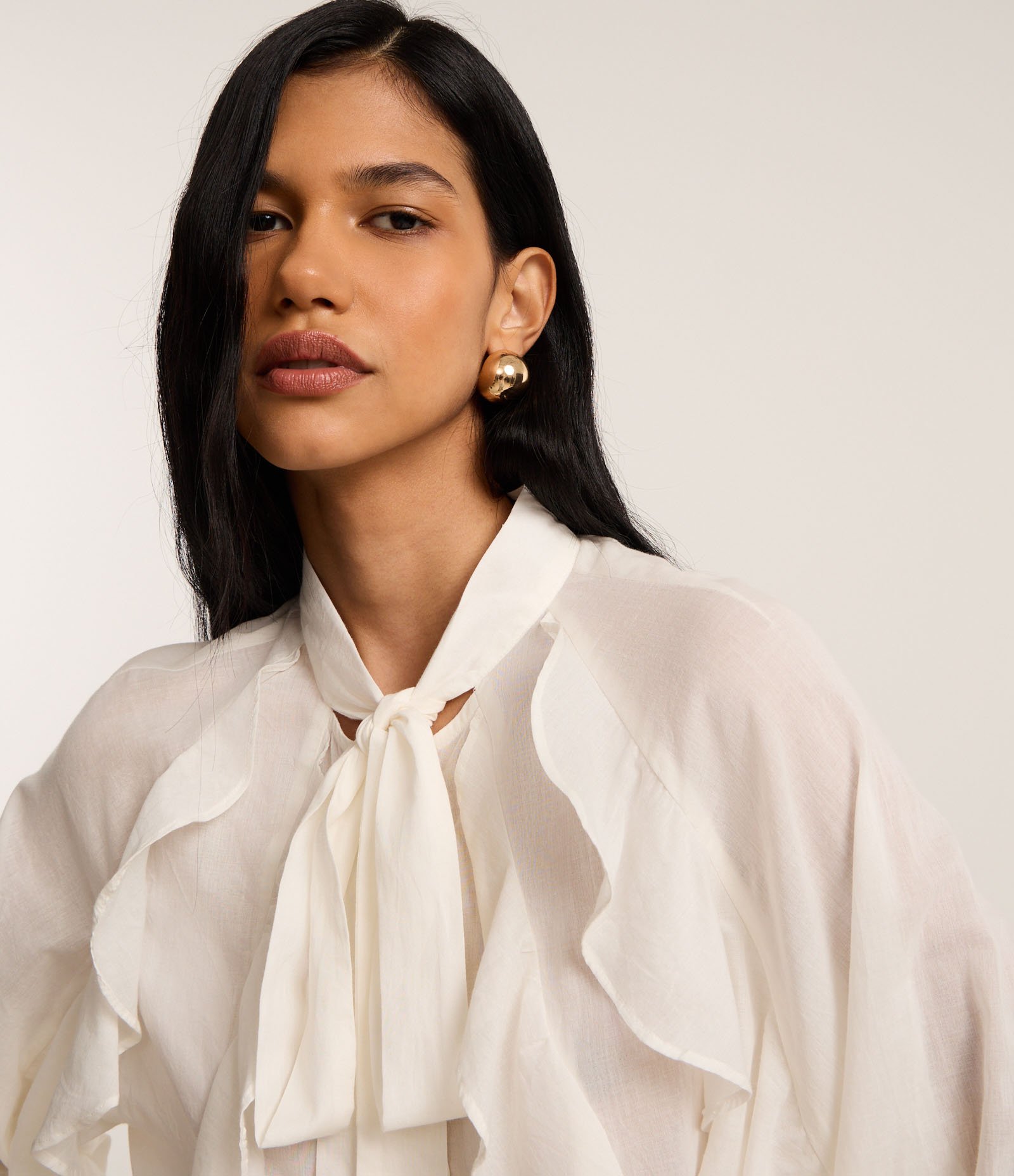 Camisa em Voal com Gola Laço e Babados Jabô Off White 5