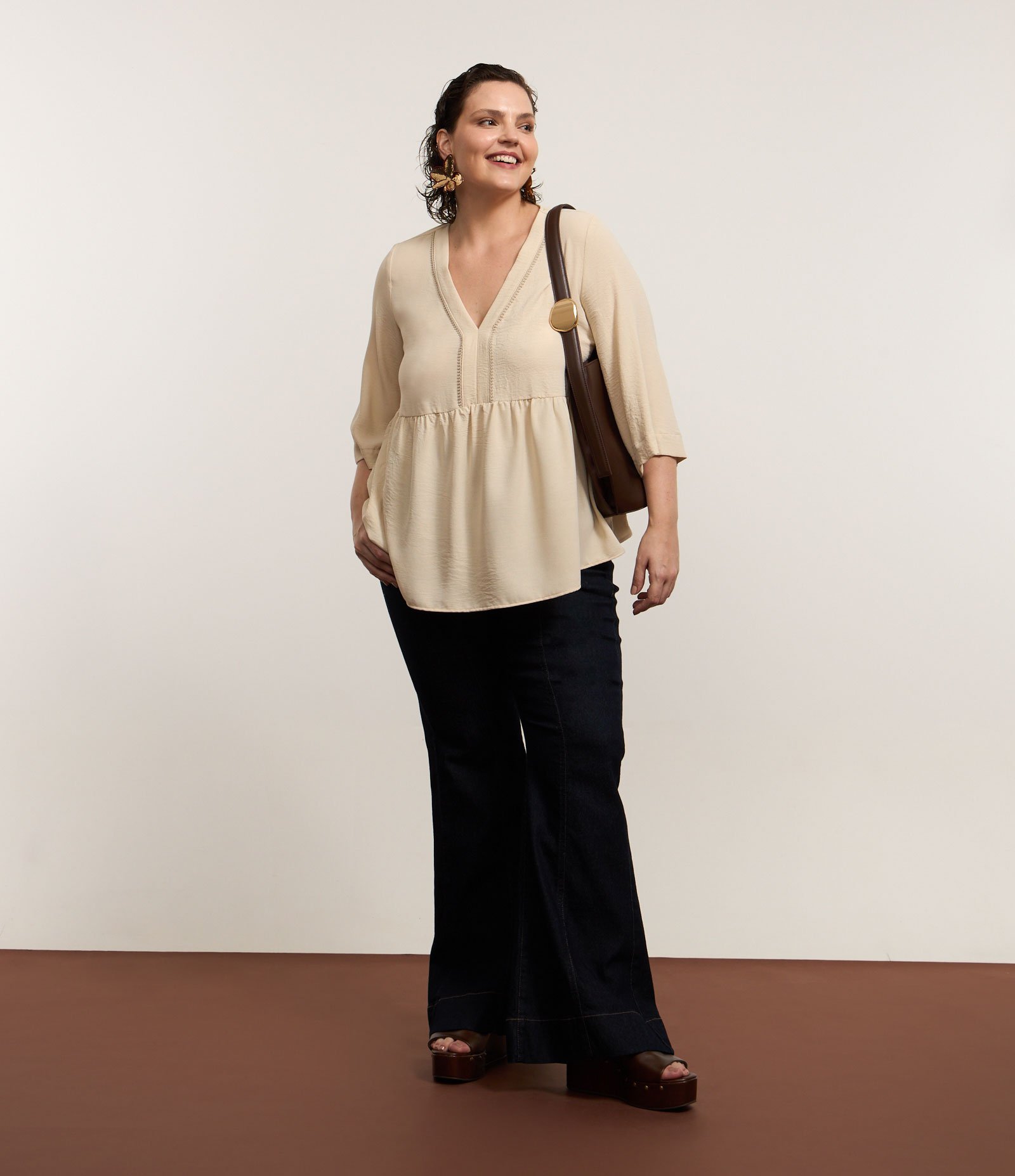 Blusa em Crepe com Detalhes e Manga 3/4 Curve & Plus Size Bege 2