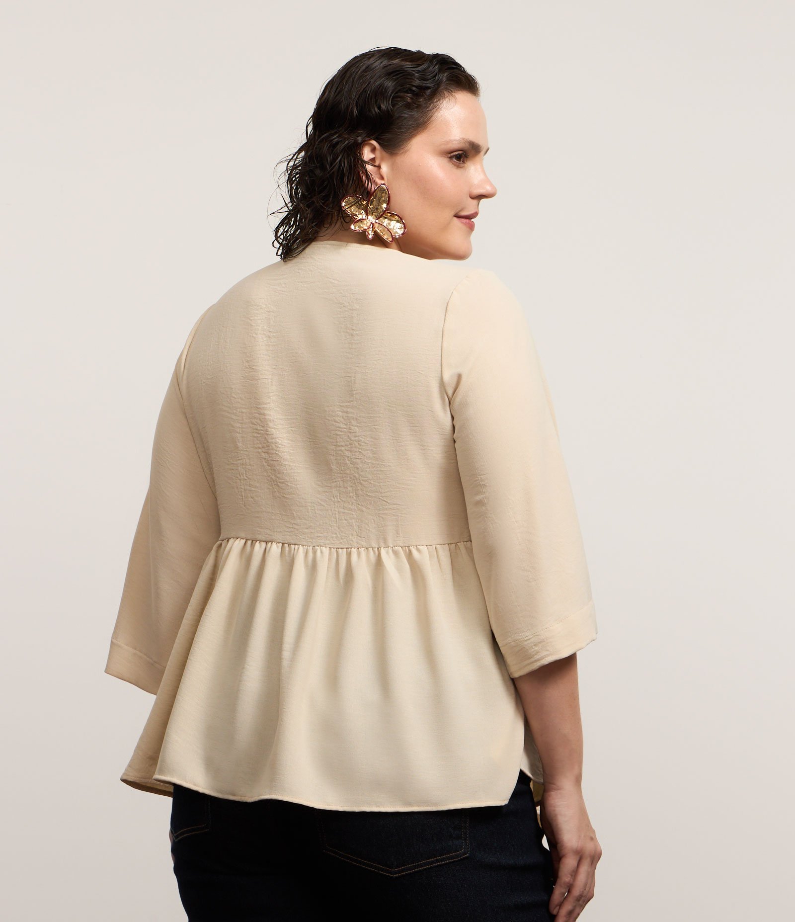 Blusa em Crepe com Detalhes e Manga 3/4 Curve & Plus Size Bege 3