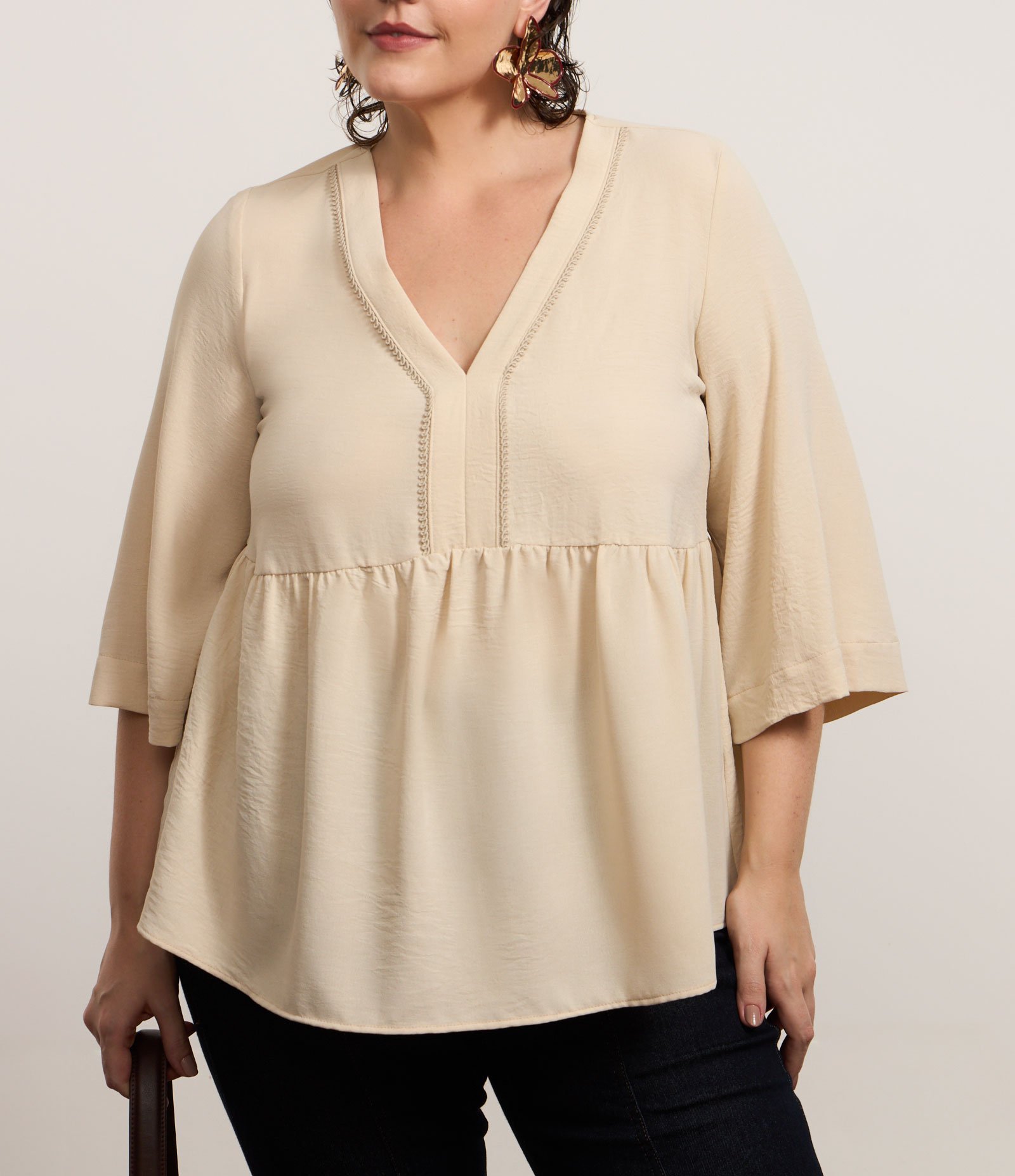 Blusa em Crepe com Detalhes e Manga 3/4 Curve & Plus Size Bege 4