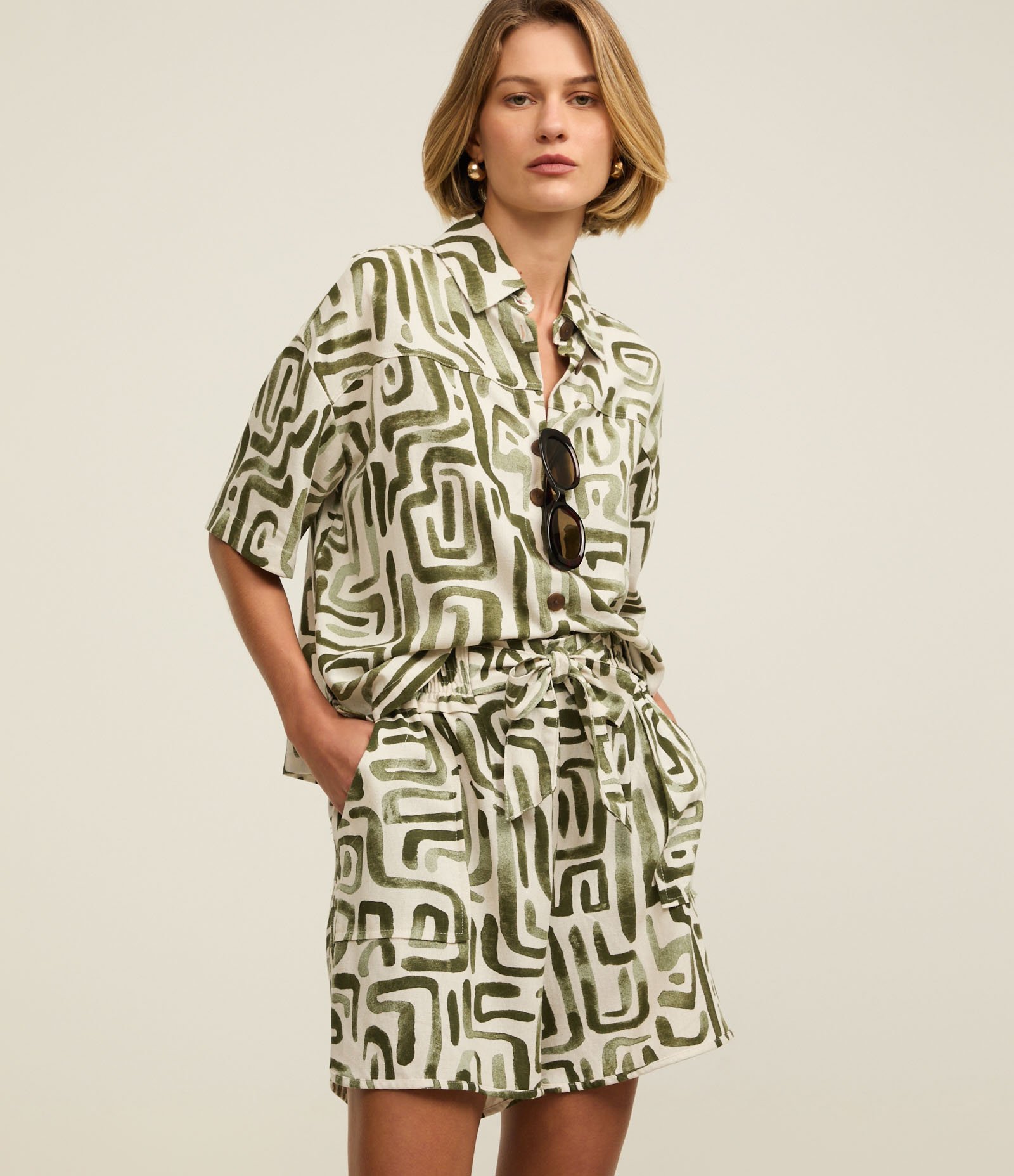 Short Runner em Viscolinho com Estampa Geométrica Bege/Verde 2