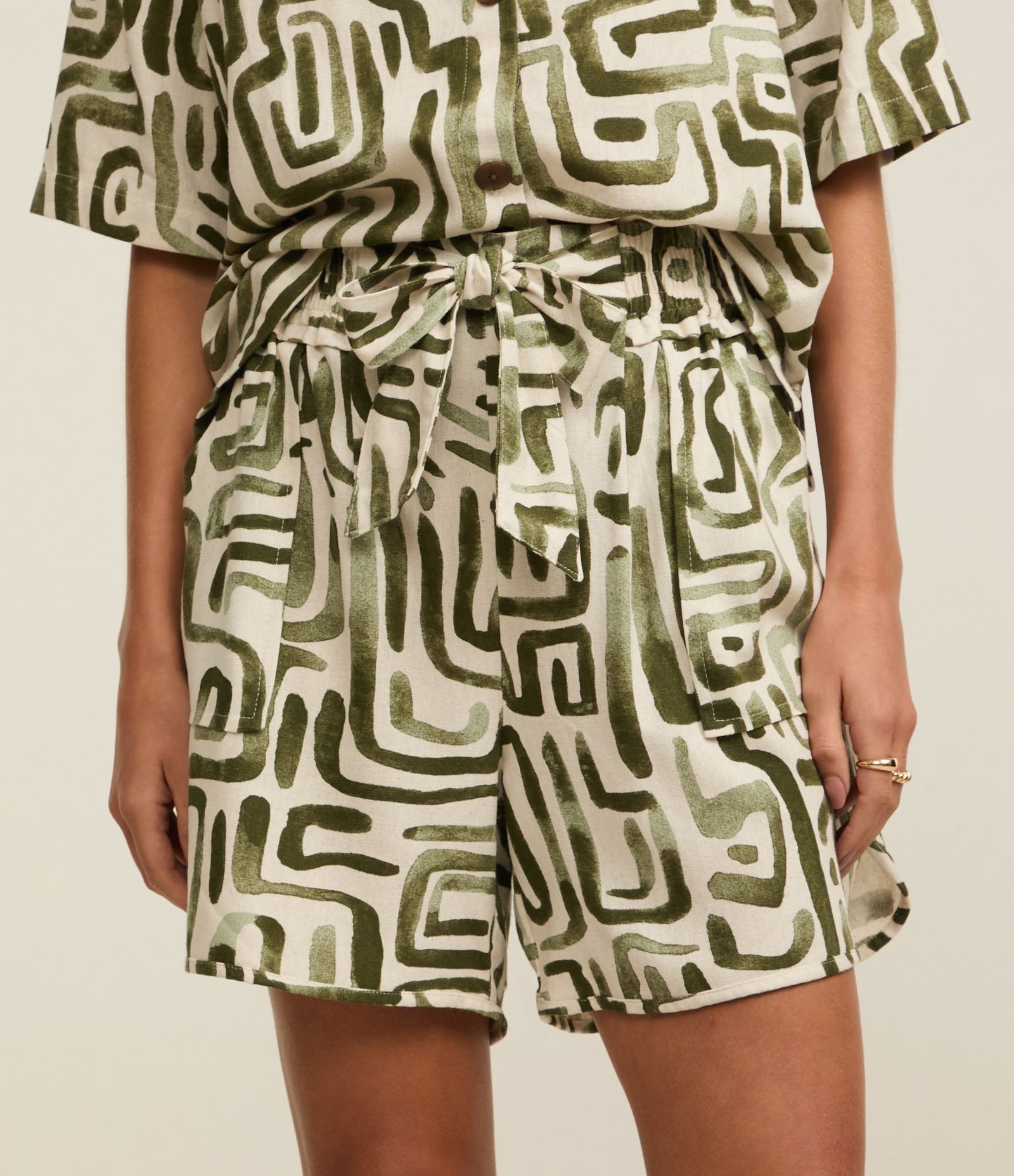 Short Runner em Viscolinho com Estampa Geométrica Bege/Verde 3