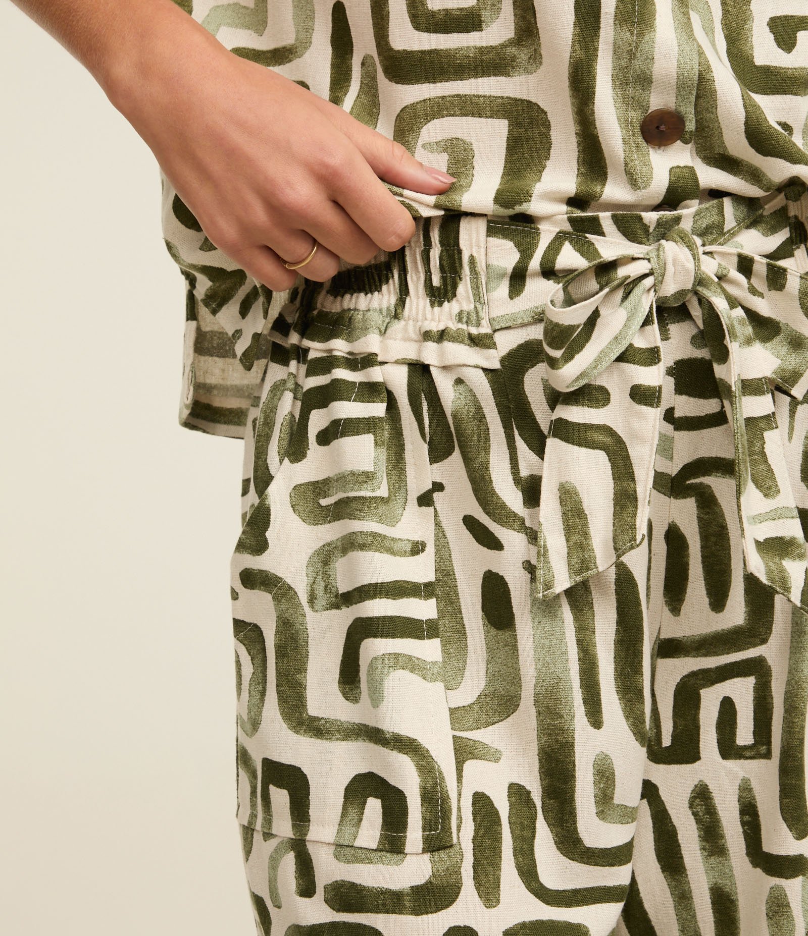 Short Runner em Viscolinho com Estampa Geométrica Bege/Verde 4