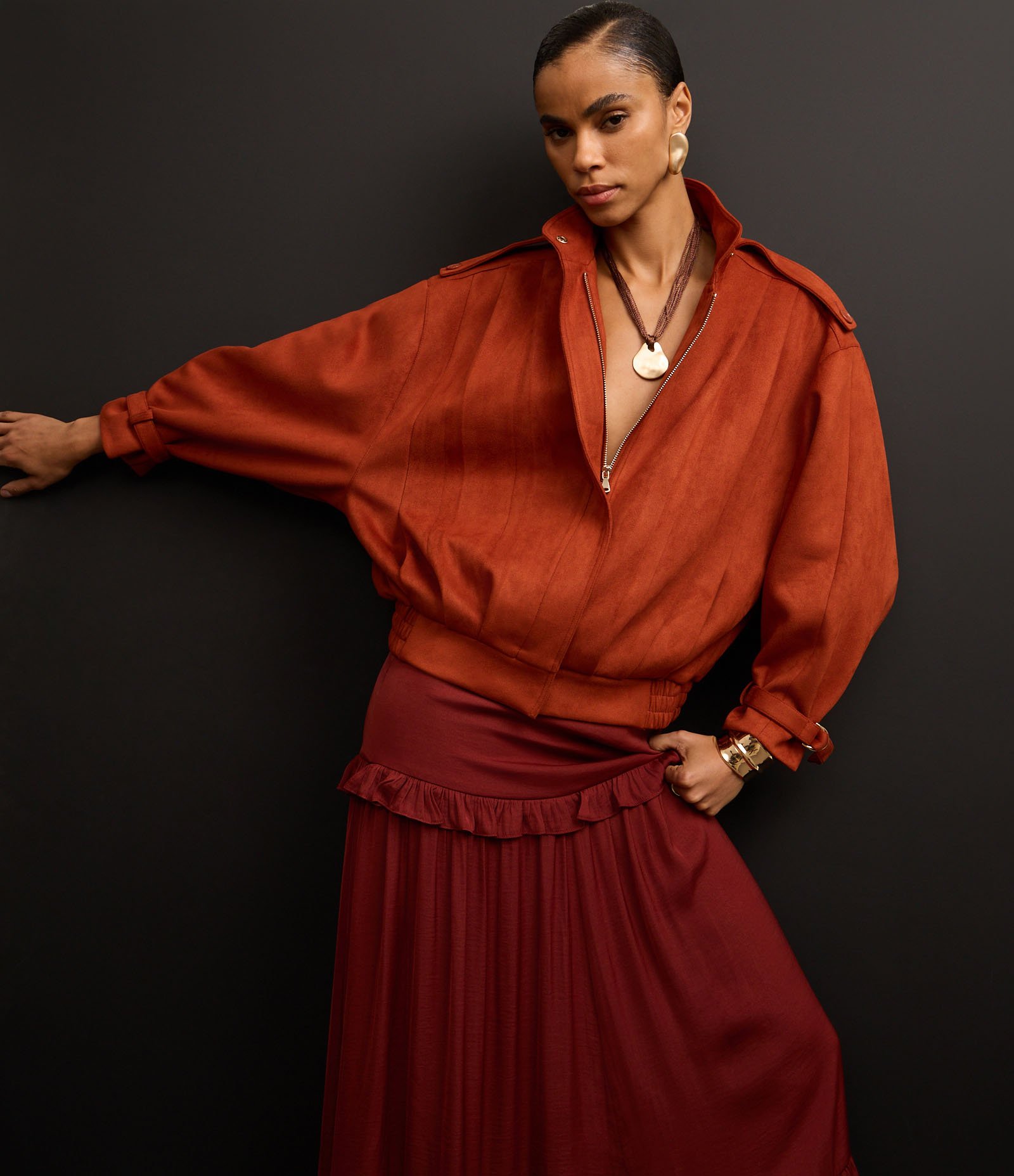 Saia Evasê Midi Acetinada com Babado e Barra Franzida Bordô 7