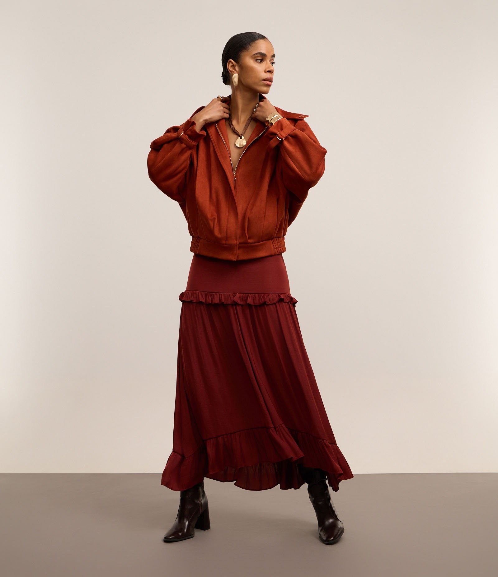 Saia Evasê Midi Acetinada com Babado e Barra Franzida Bordô 1