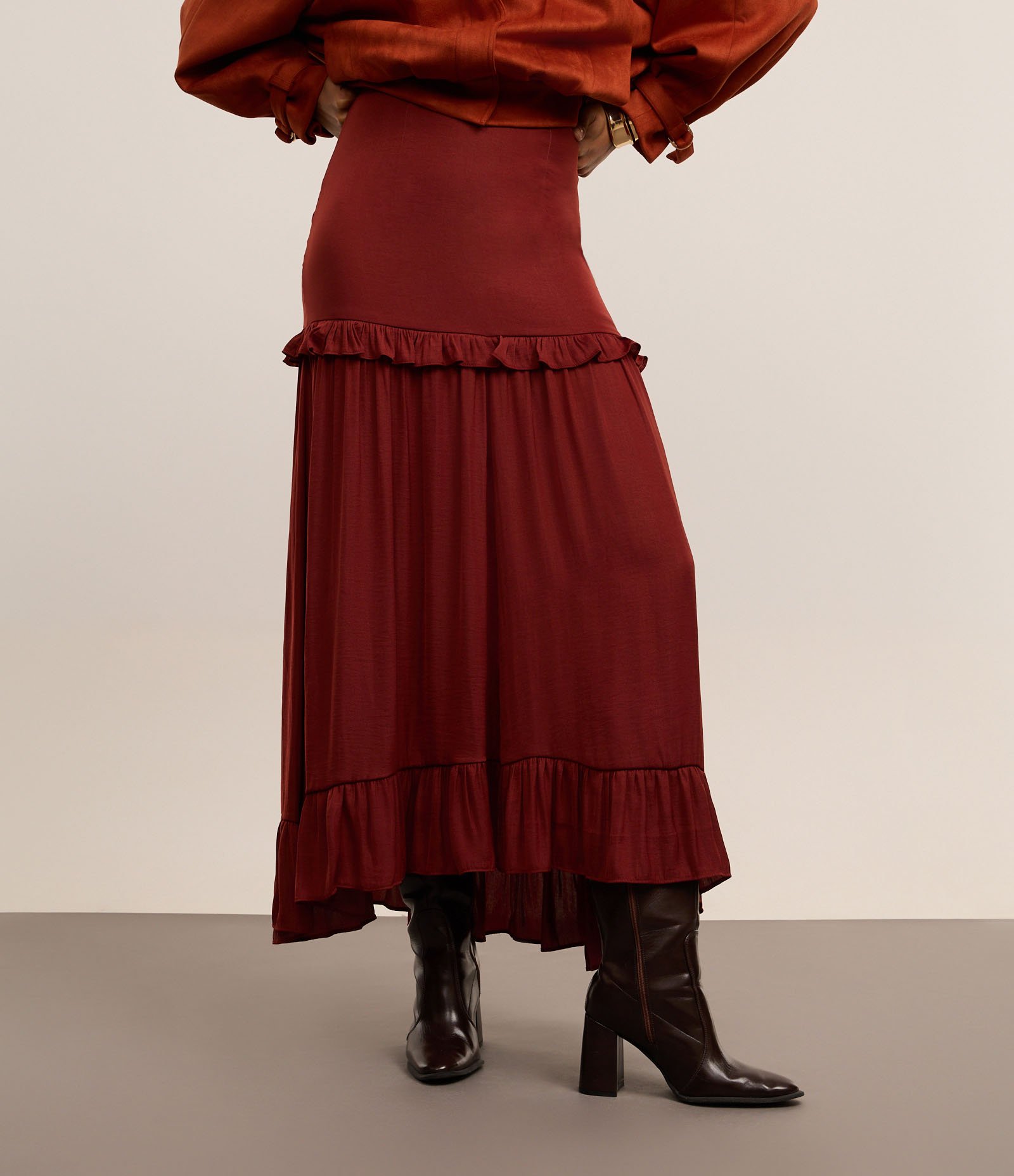 Saia Evasê Midi Acetinada com Babado e Barra Franzida Bordô 2