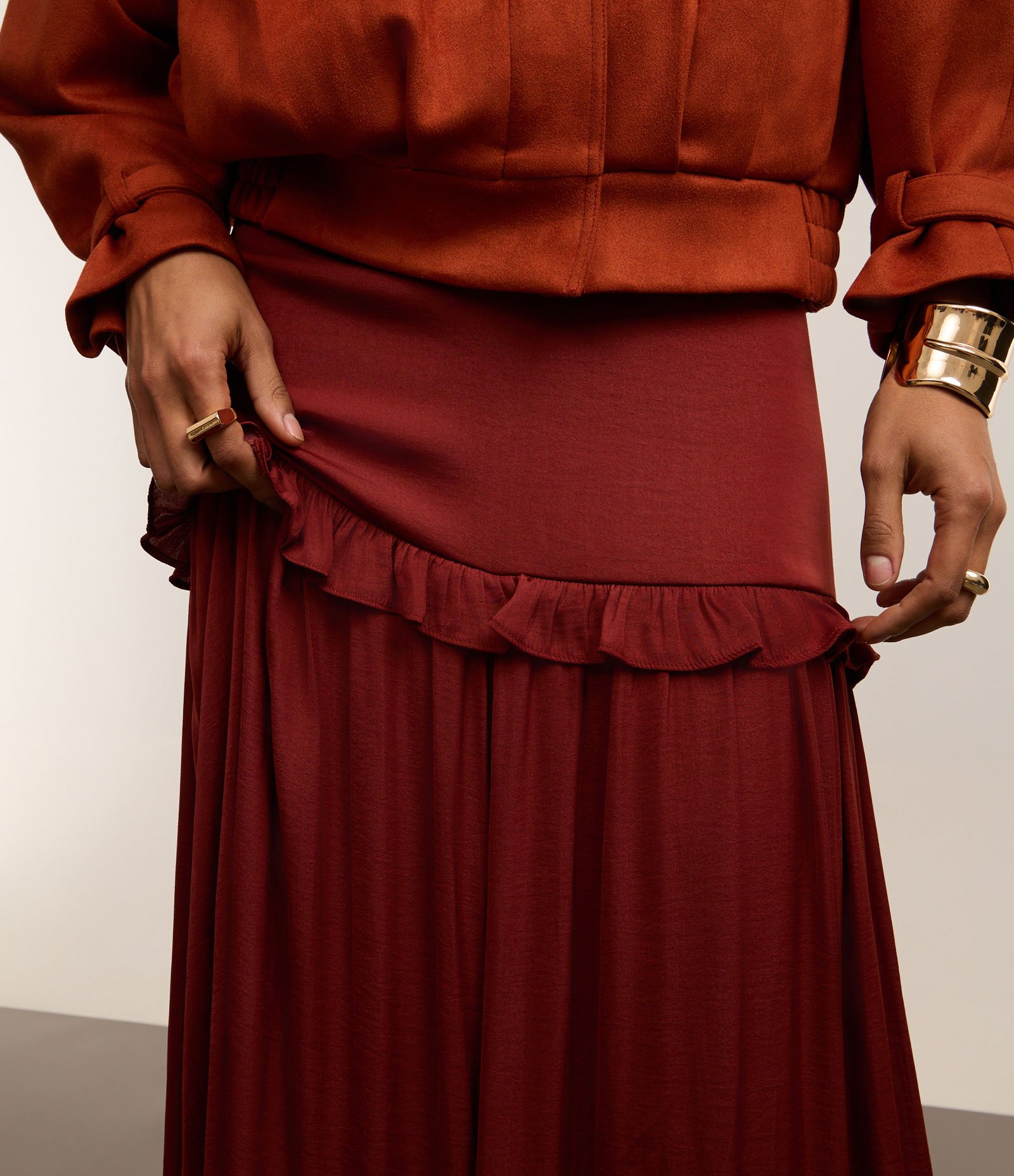 Saia Evasê Midi Acetinada com Babado e Barra Franzida Bordô 3