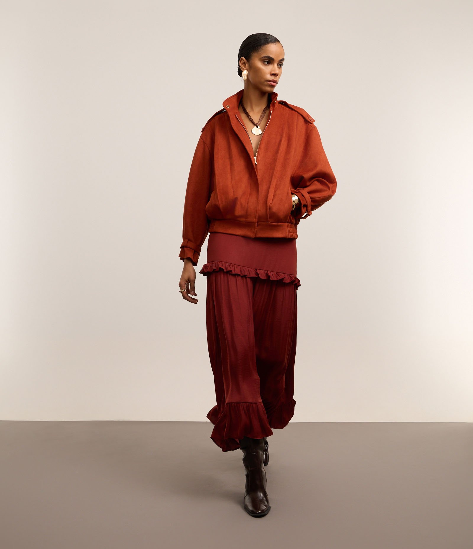 Saia Evasê Midi Acetinada com Babado e Barra Franzida Bordô 4