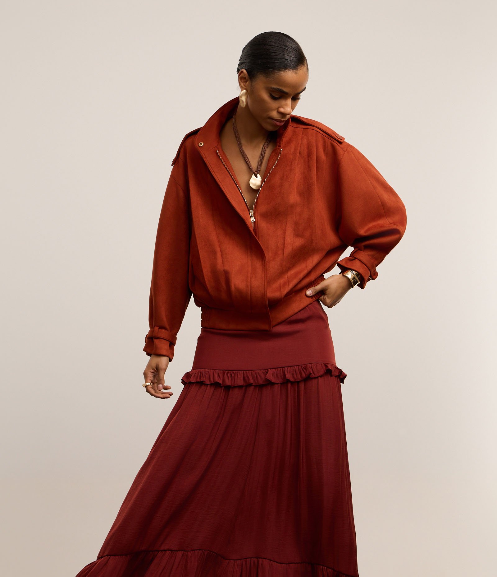 Saia Evasê Midi Acetinada com Babado e Barra Franzida Bordô 5