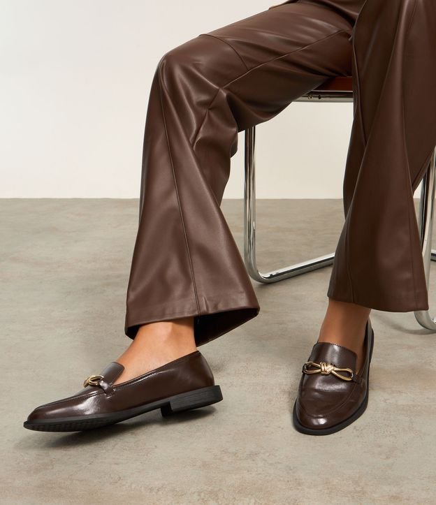 Sapato Mocassim em PU com Detalhe Metálico