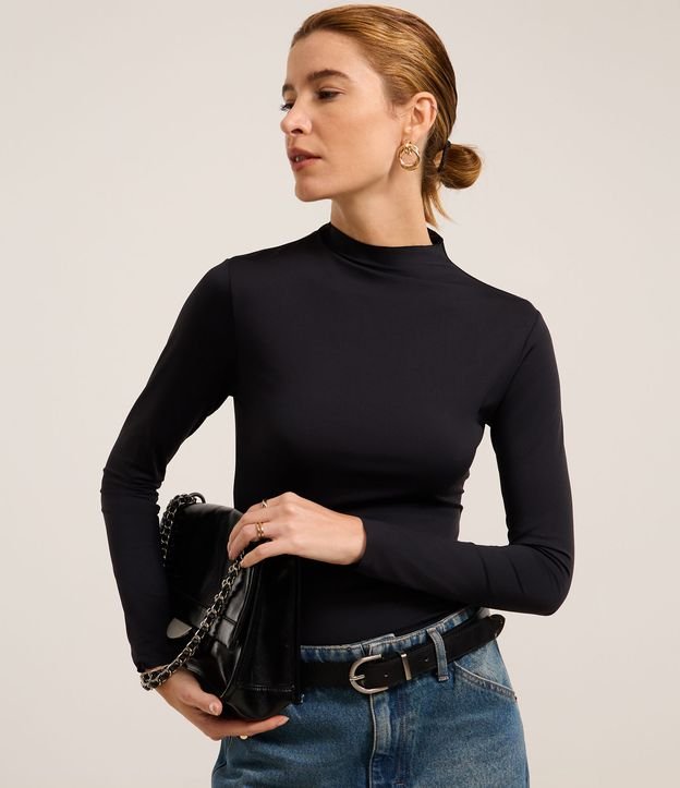 Blusa em Microfibra de Corte a Fio com Gola Alta