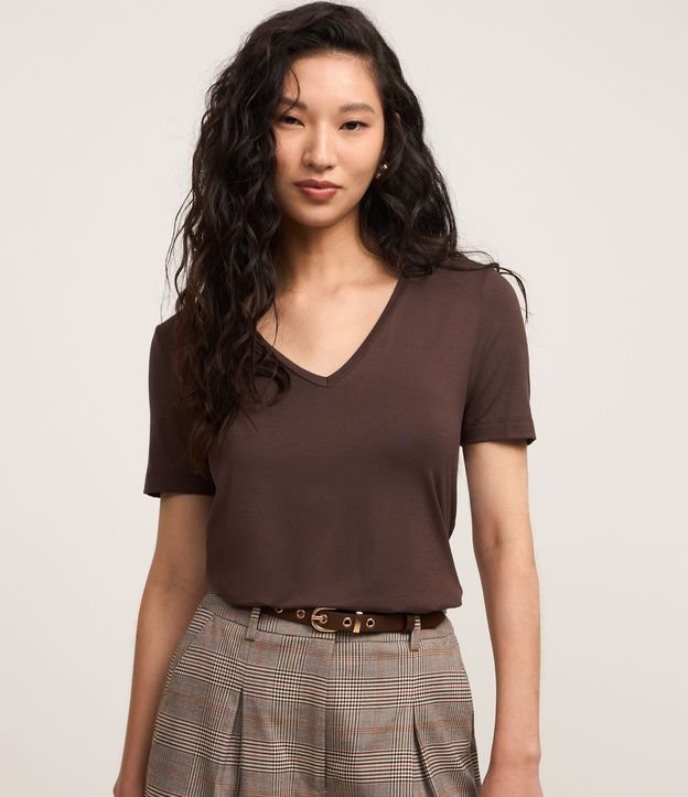 Blusa Básica em Viscose com Decote V e Manga Curta