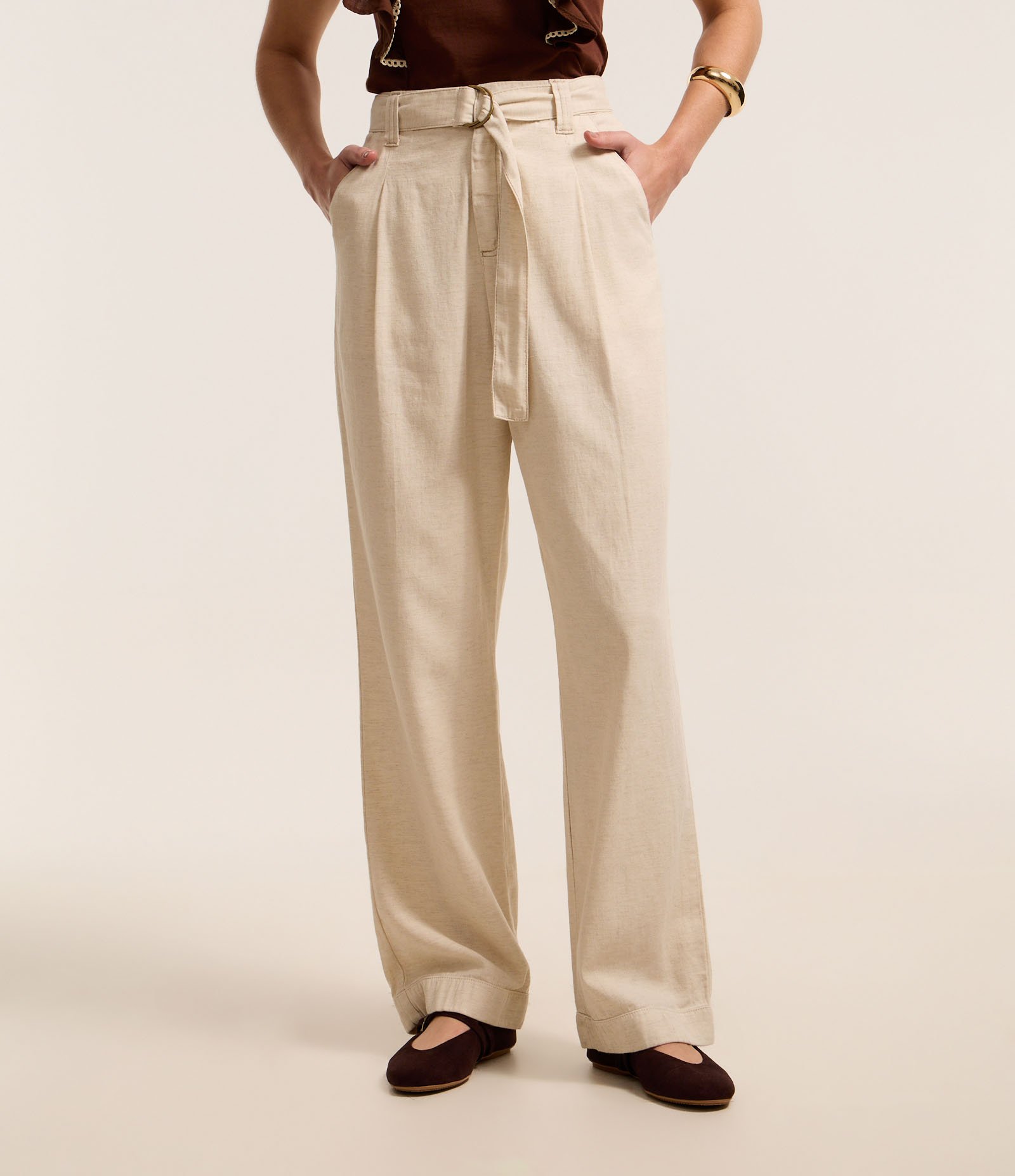 Calça Reta Comfort em Sarja com Cinto Diferenciado e Cintura Alta Bege 3