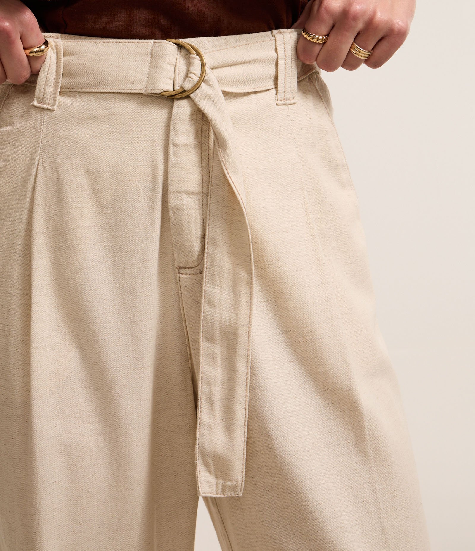 Calça Reta Comfort em Sarja com Cinto Diferenciado e Cintura Alta Bege 4