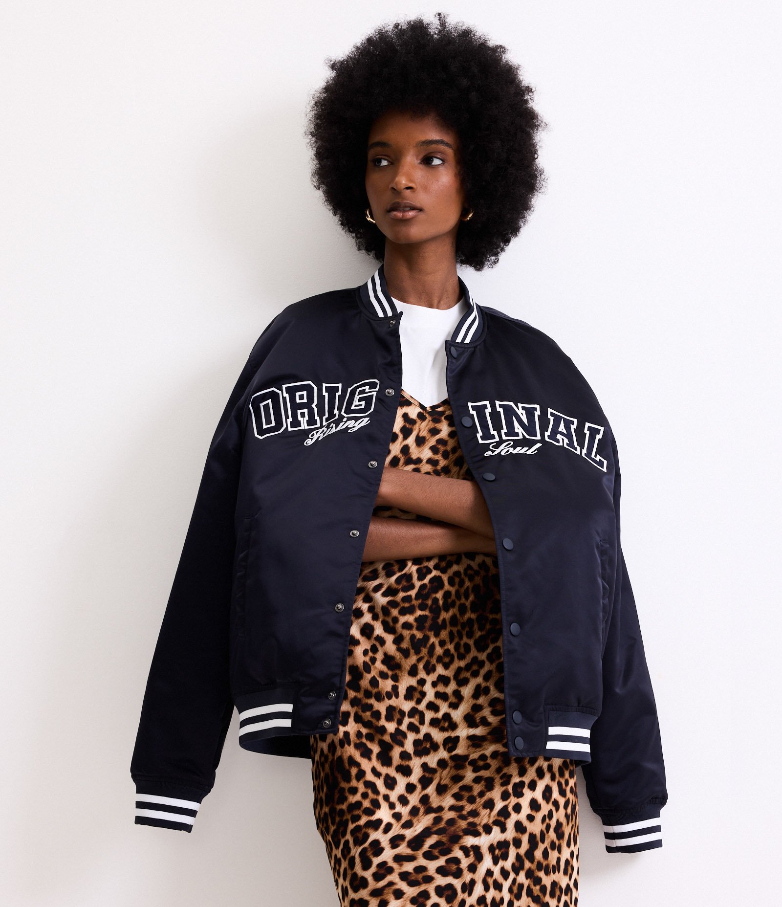 Vestido Evasê Midi Acetinado em Crepe com Estampa Onça Marrom 1