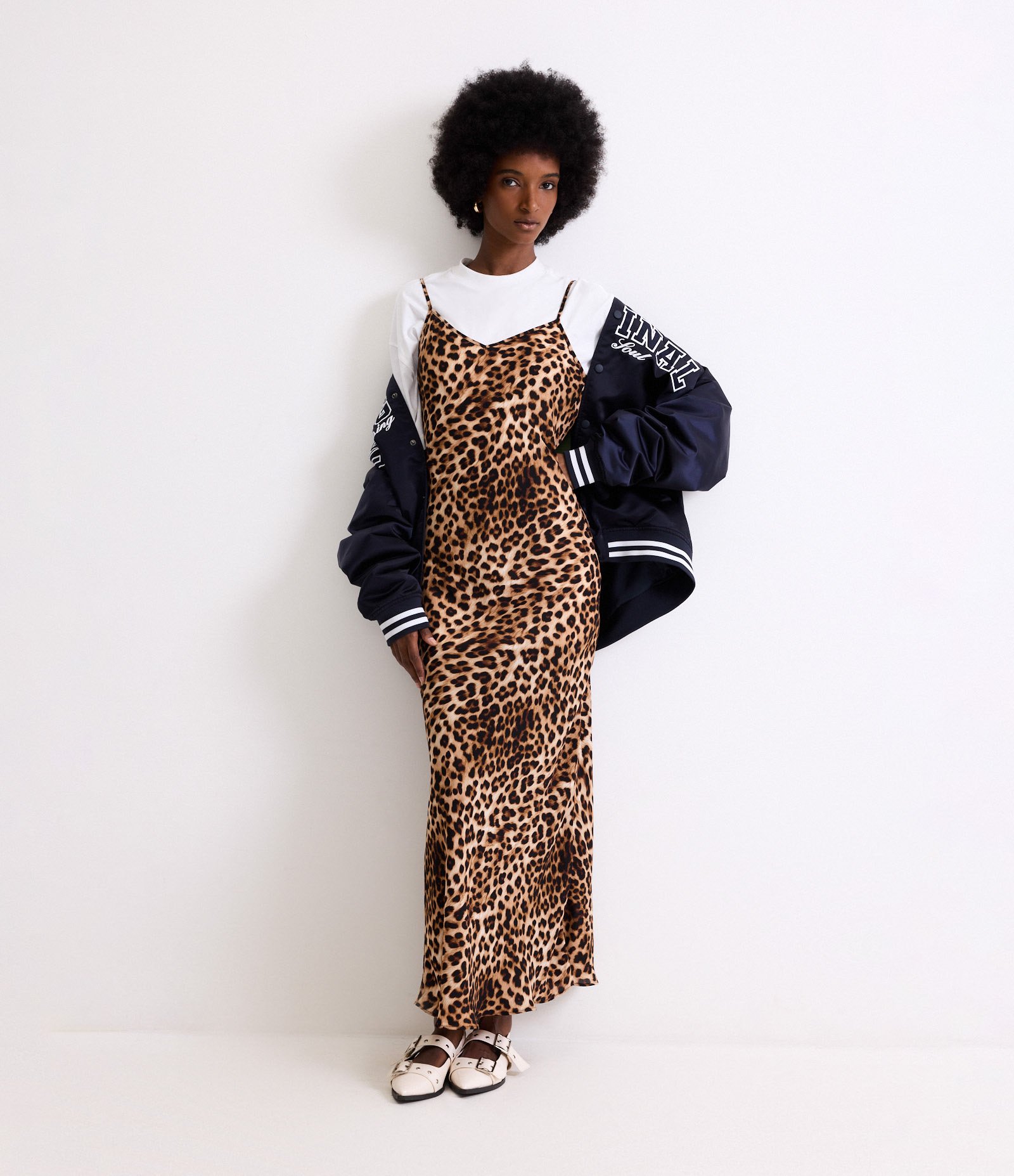 Vestido Evasê Midi Acetinado em Crepe com Estampa Onça Marrom 2