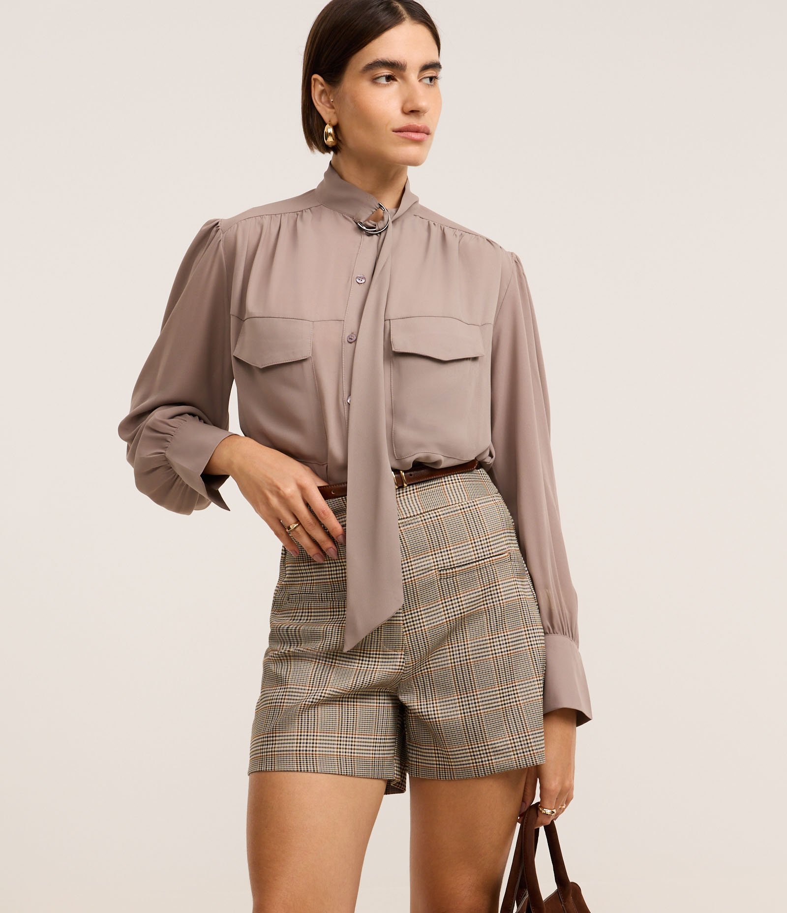 Short Reto Alfaiatado com Estampa Xadrez Cinza 2