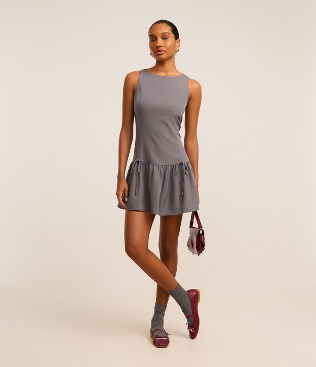 Vestido Evasê Curto em Crepe com Amarração na Barra