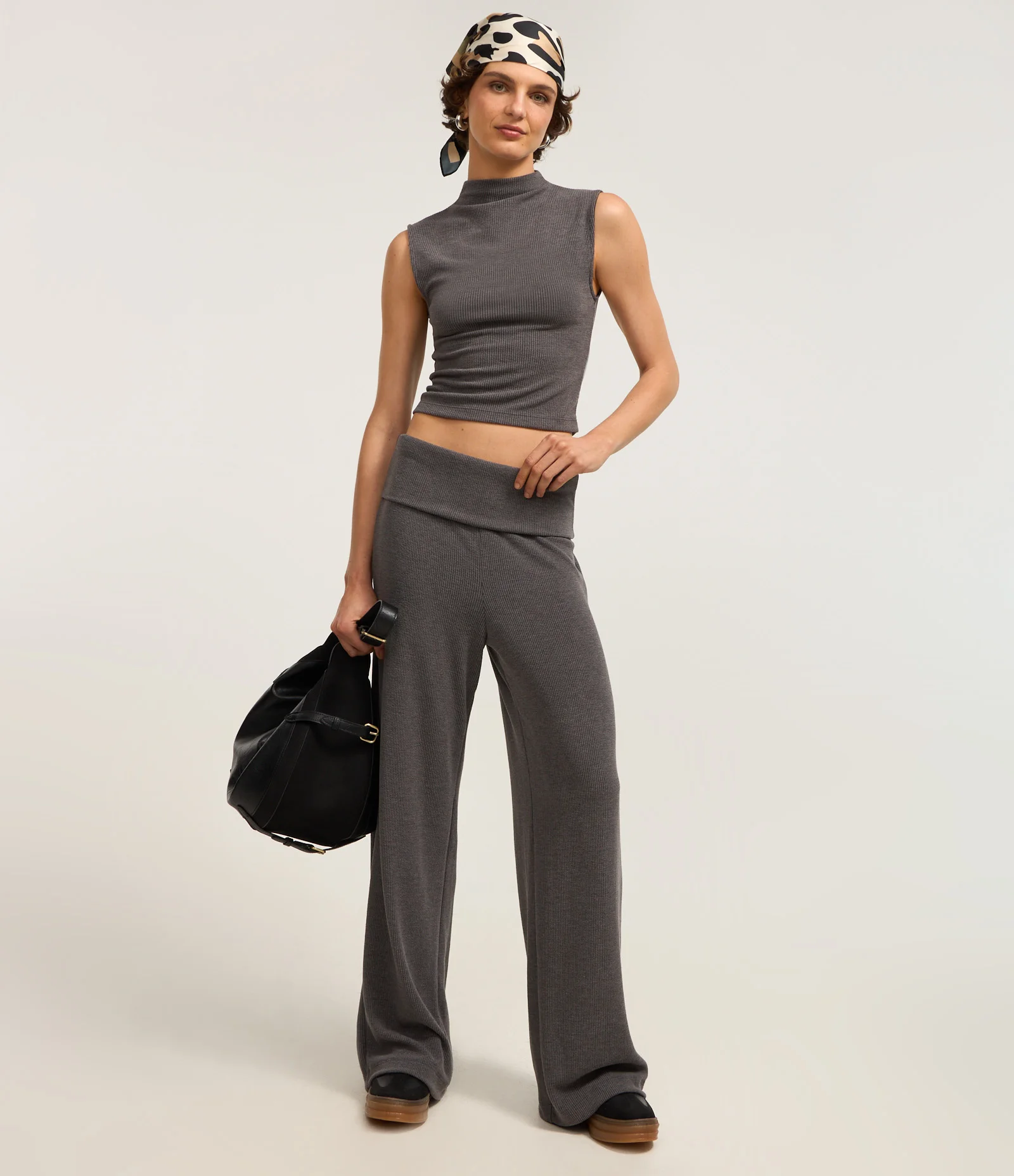 Blusa Texturizada com Golinha Alta Cinza 2