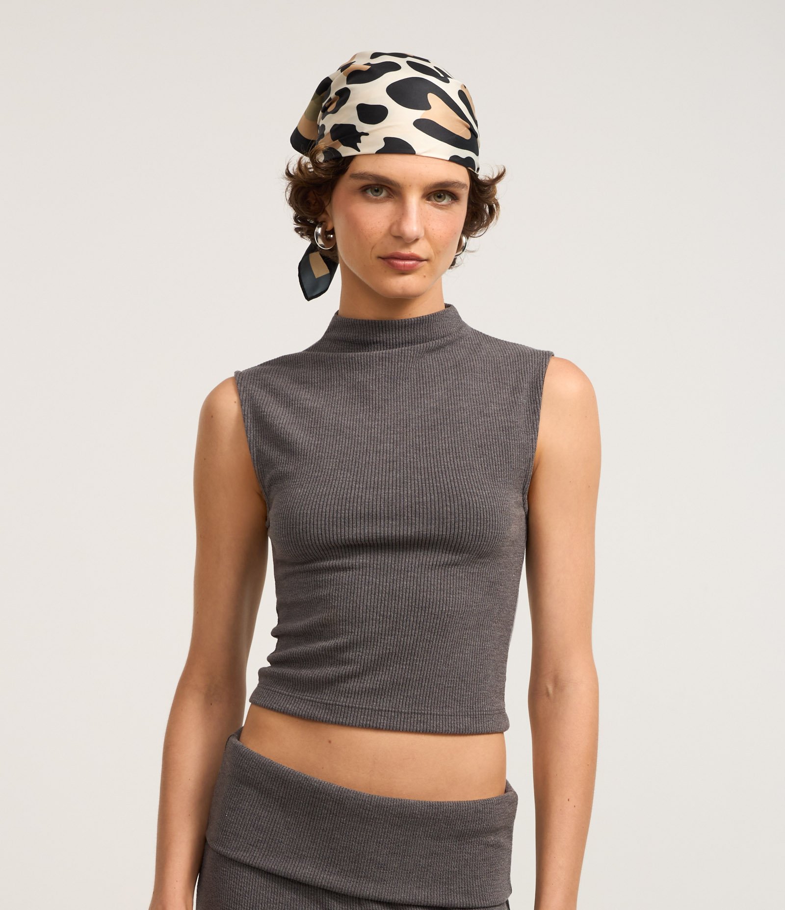 Blusa Texturizada com Golinha Alta Cinza 3