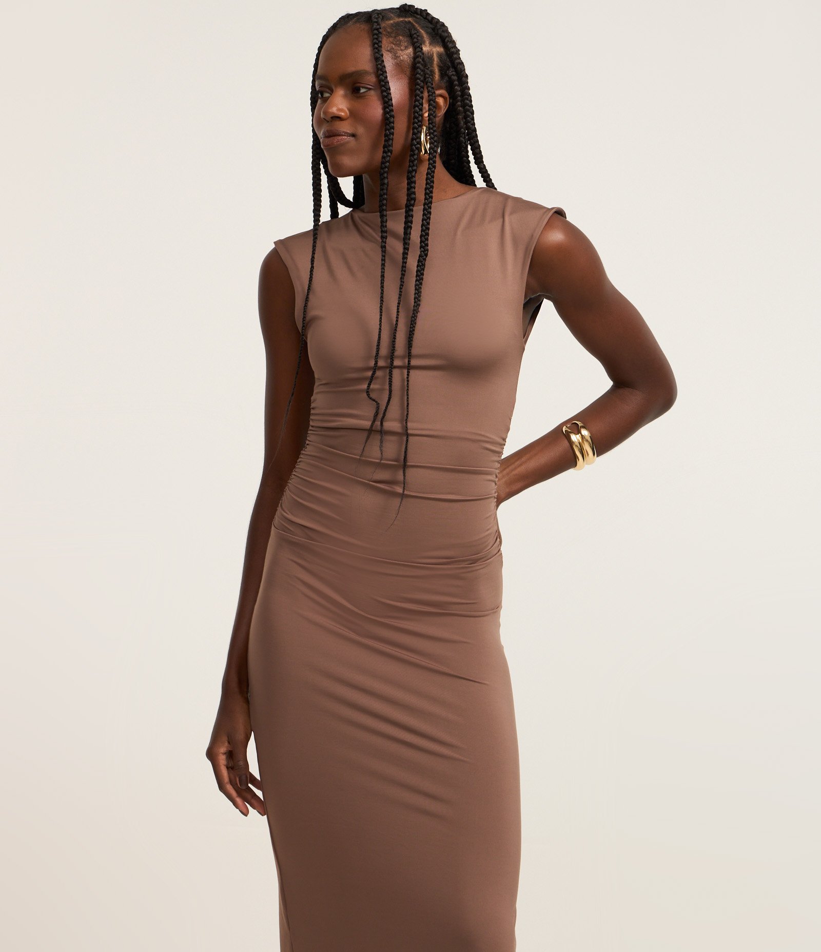 Vestido Midi em Microfibra Ombro com Caimento e Franzidos Marrom 2