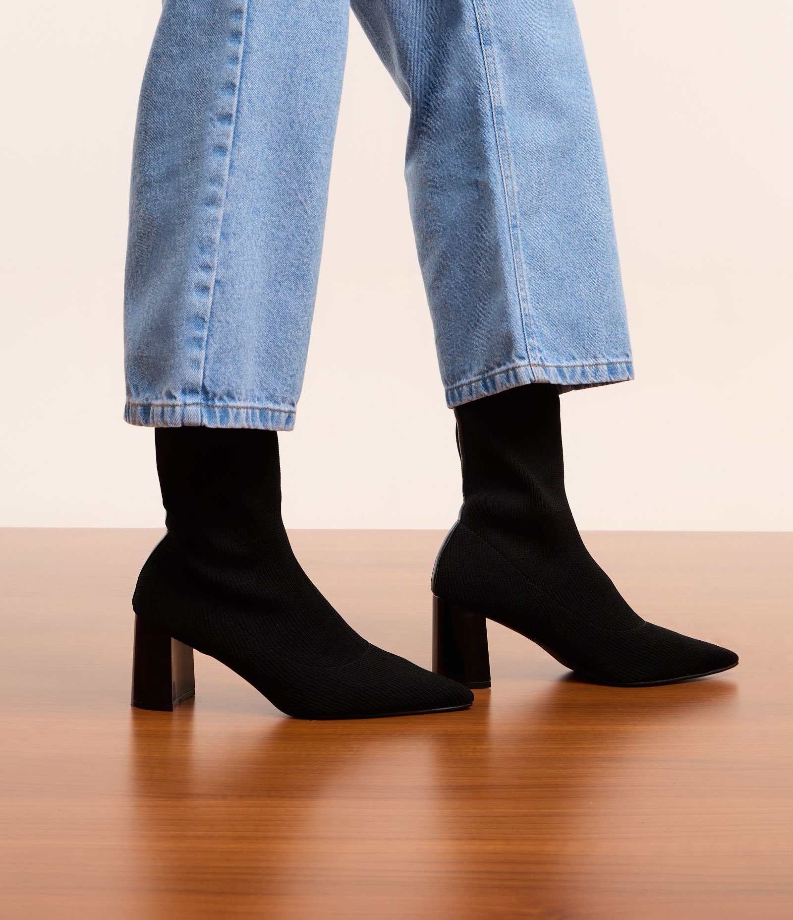 Bota Knit em Tecido Canelado com Bico Fino e Salto Bloco Preto 7