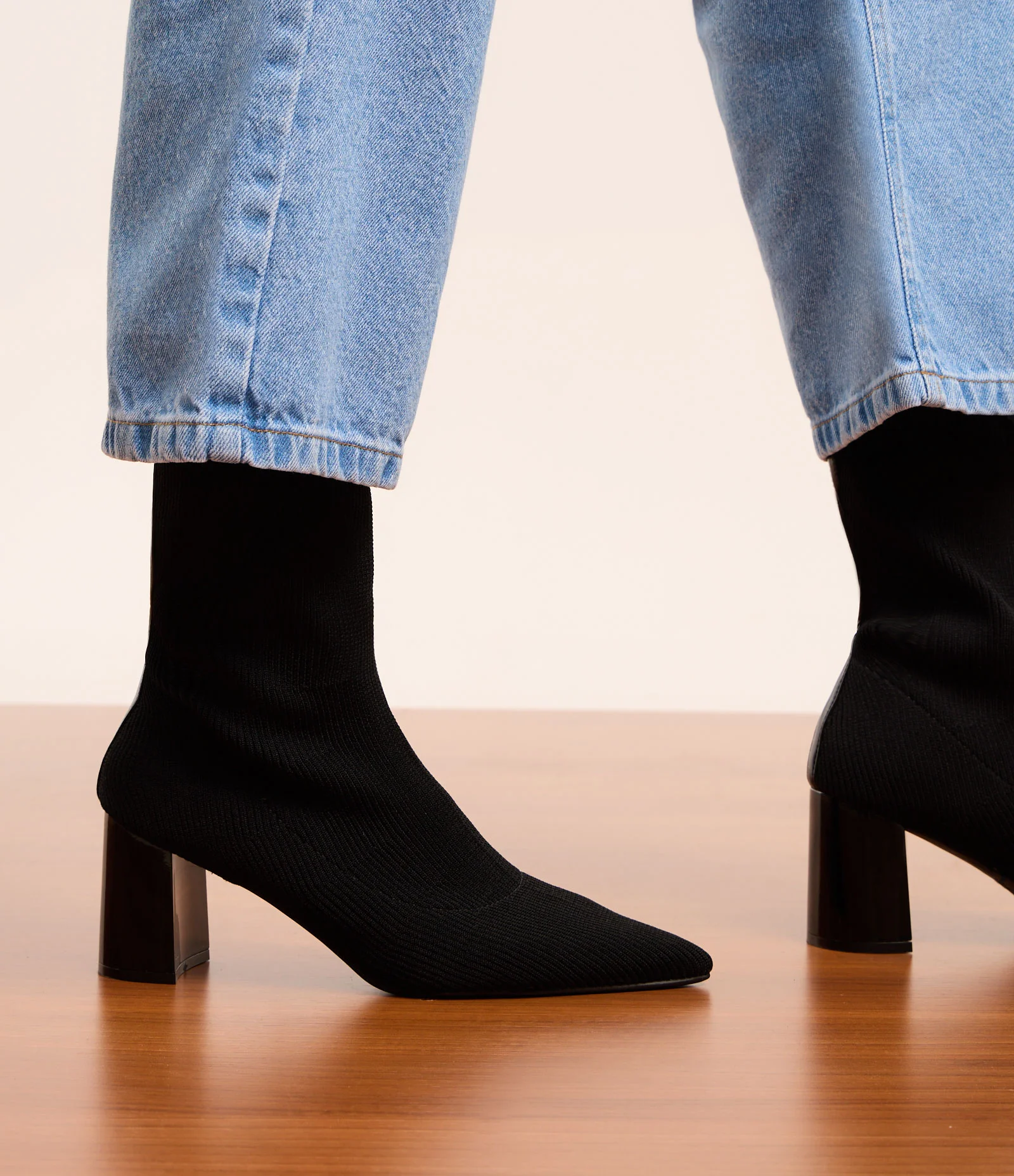 Bota Knit em Tecido Canelado com Bico Fino e Salto Bloco Preto 2