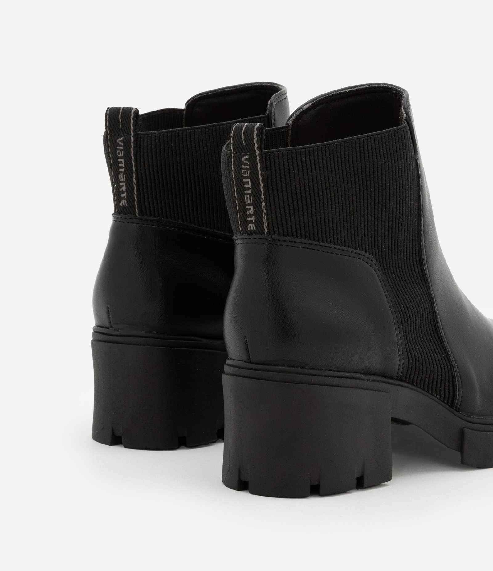 Bota Chelsea em PU com Sola Tratorada e Detalhe Canelado Preto 3