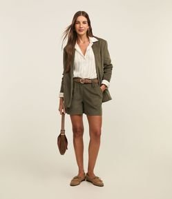 Short Reto Cintura Média em Veludo Cotelê e Pregas