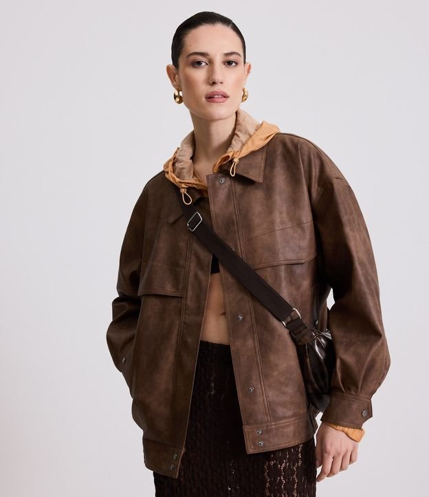 Jaqueta Oversized em PU com Efeito Manchado e Bolsos Frontais