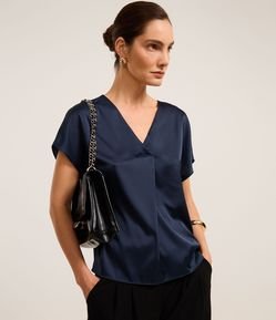 Blusa Soltinha e Acetinada com Prega Frontal