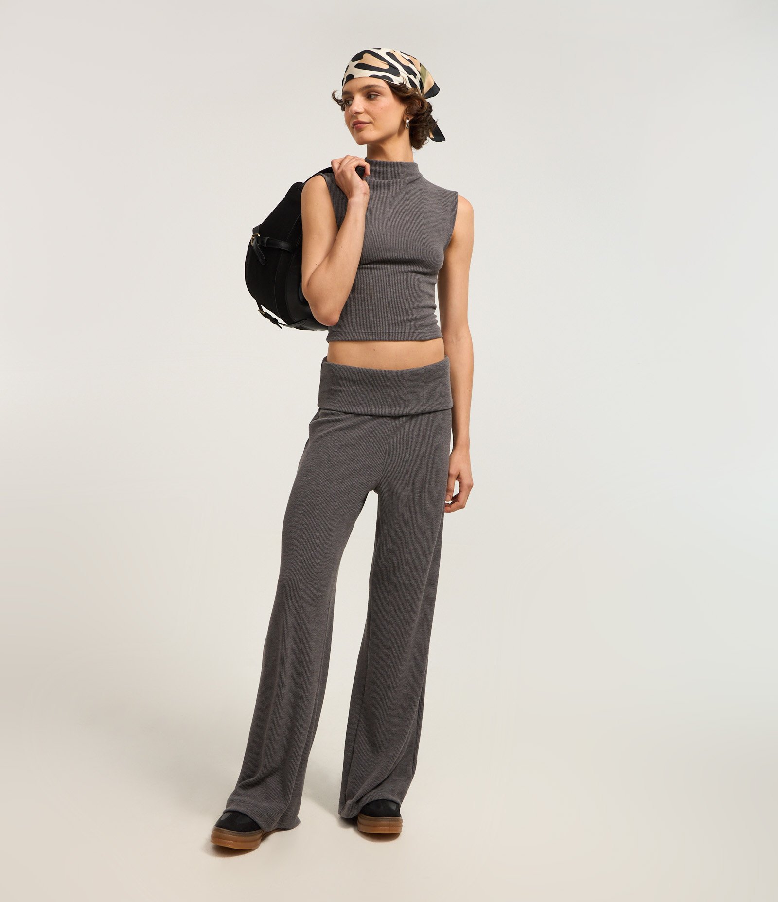 Calça Reta em Ana Ruga Texturizada e Pala Virada Cinza 1