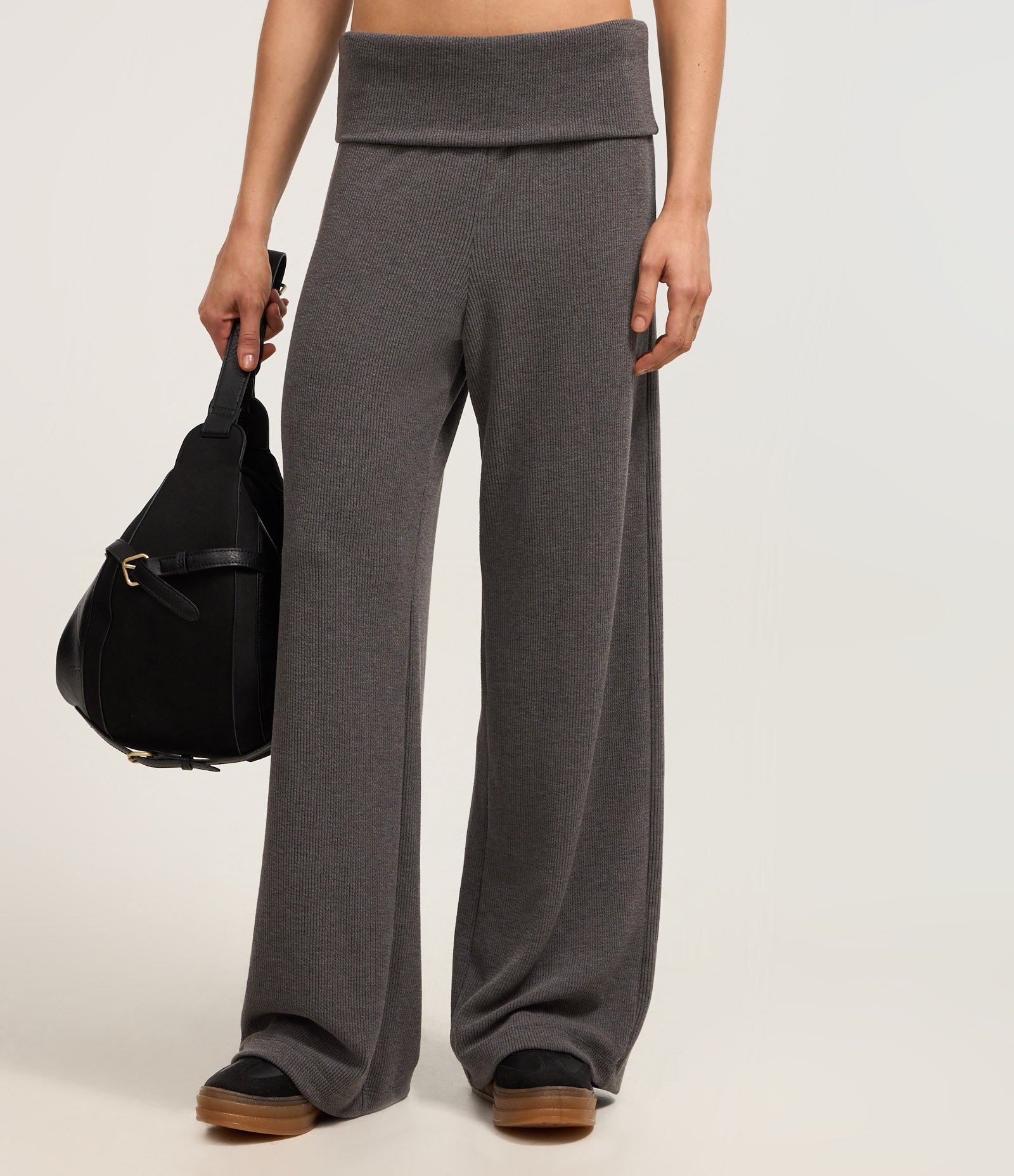 Calça Reta em Ana Ruga Texturizada e Pala Virada Cinza 3