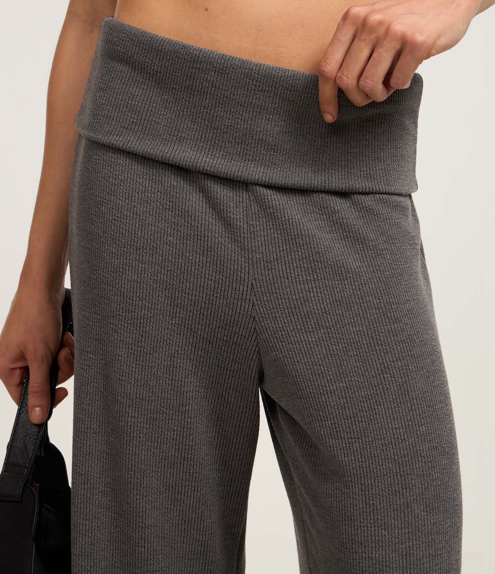 Calça Reta em Ana Ruga Texturizada e Pala Virada Cinza 4