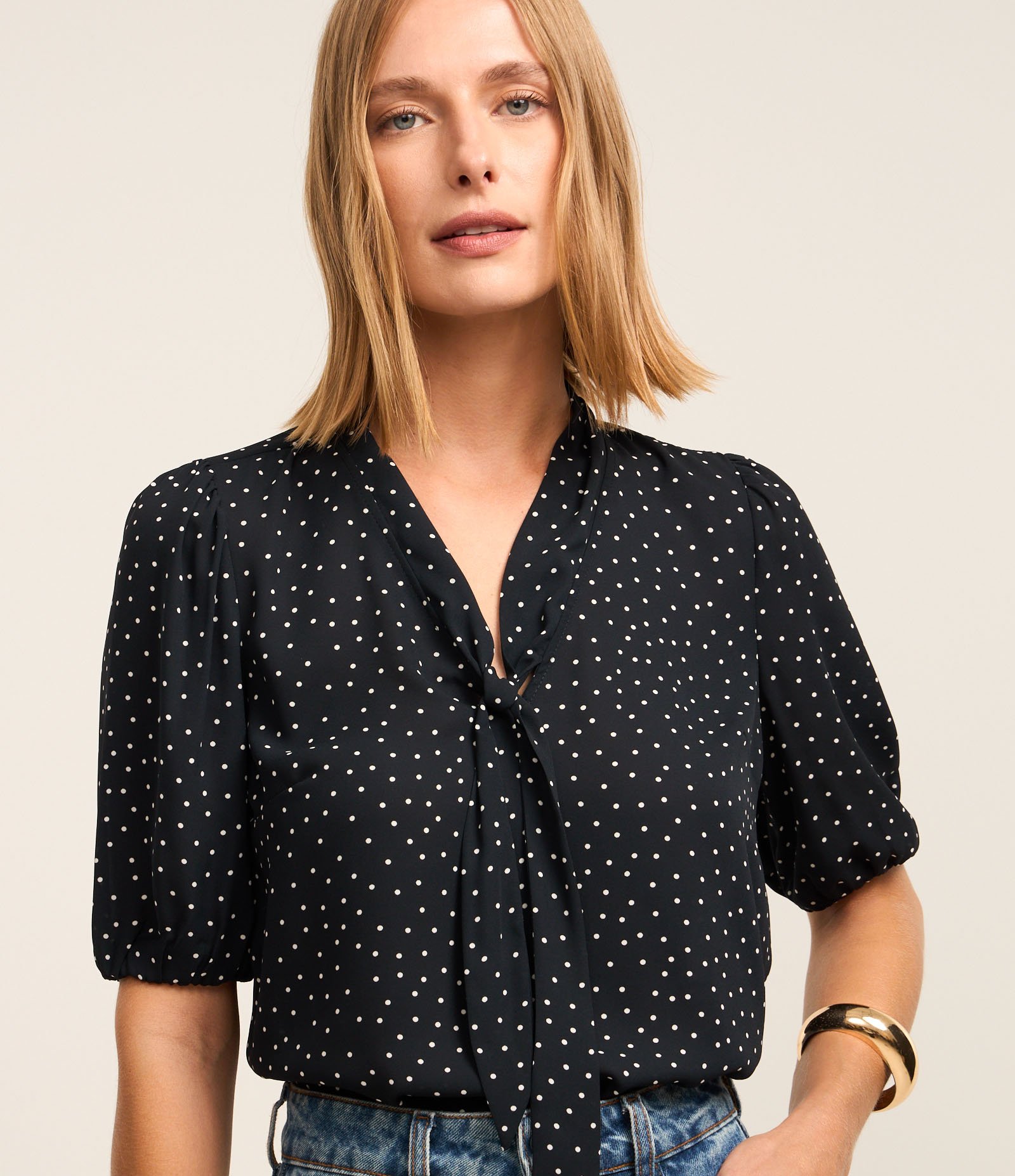 Blusa em Chiffon com Gola Laço e Estampa Poá Azul 1