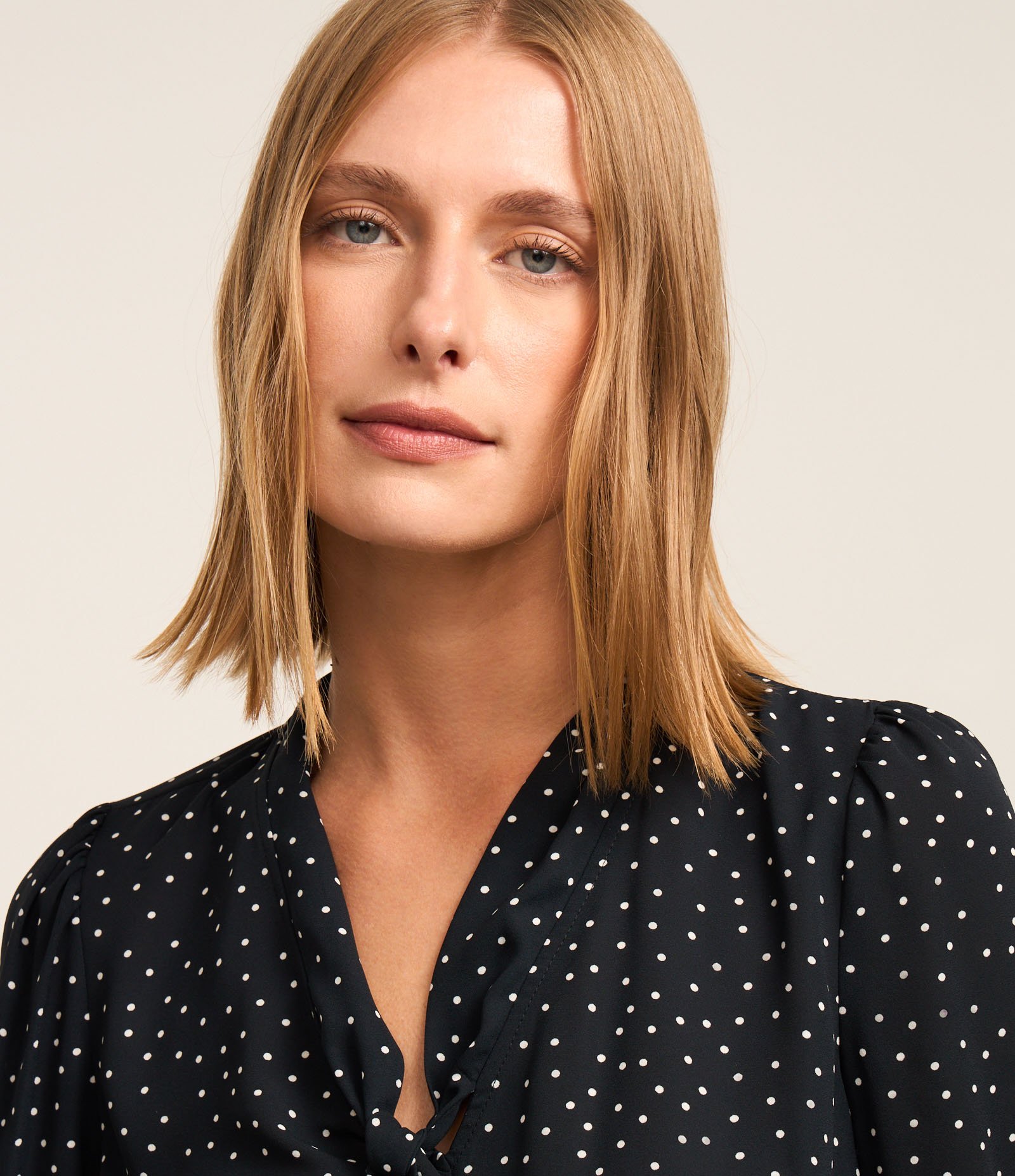 Blusa em Chiffon com Gola Laço e Estampa Poá Azul 3