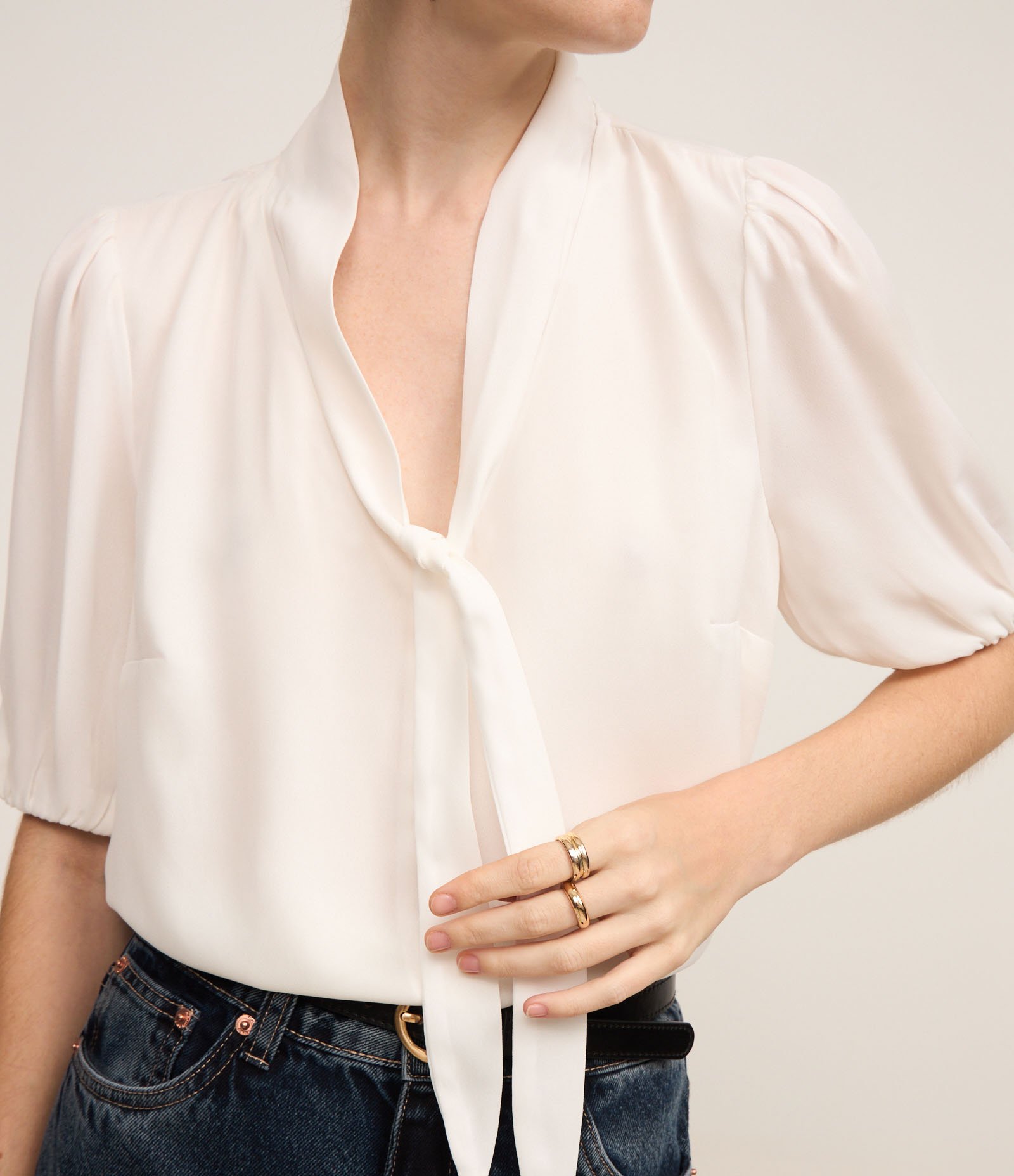 Blusa em Chiffon com Gola Laço e Manga Bufante Branco 4