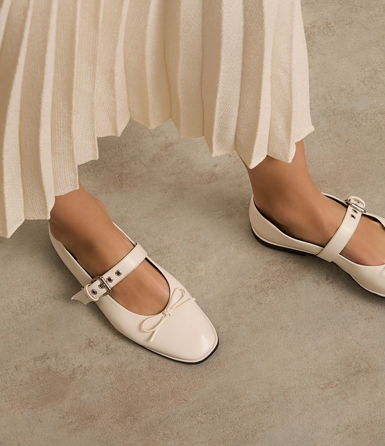 Sapatilha Forrada e Tira com Ilhós e Laço Frontal Off White 1